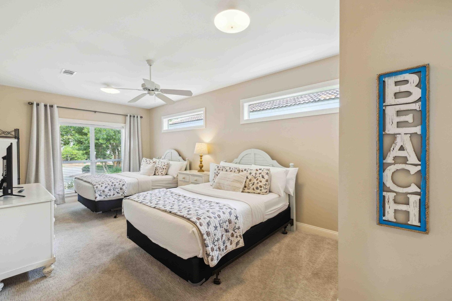 Bedroom 3 with 2 Queen Beds