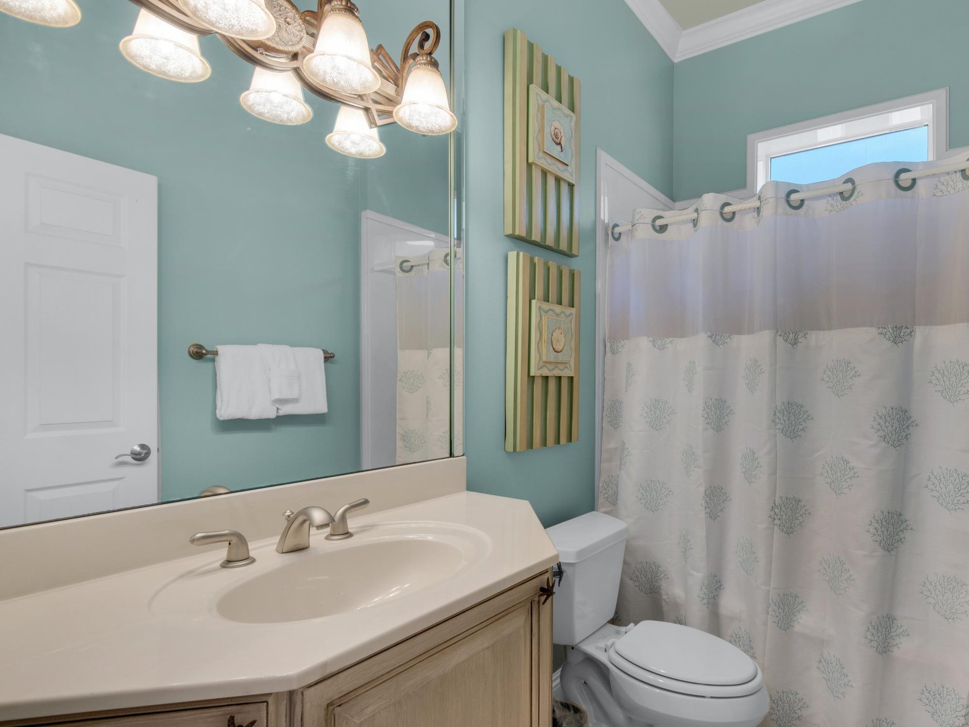 1st fl Shared Hall Bathroom