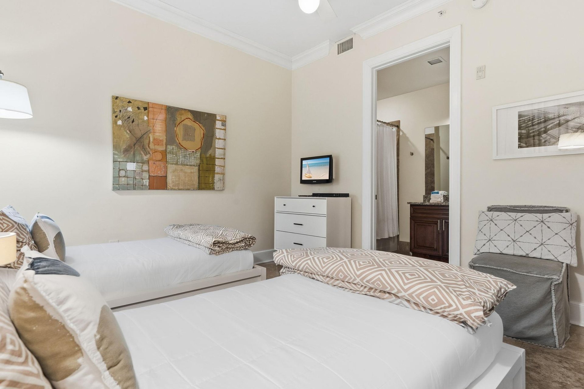 Bedroom 3 with 2 Twin Beds and Flat Screen TV