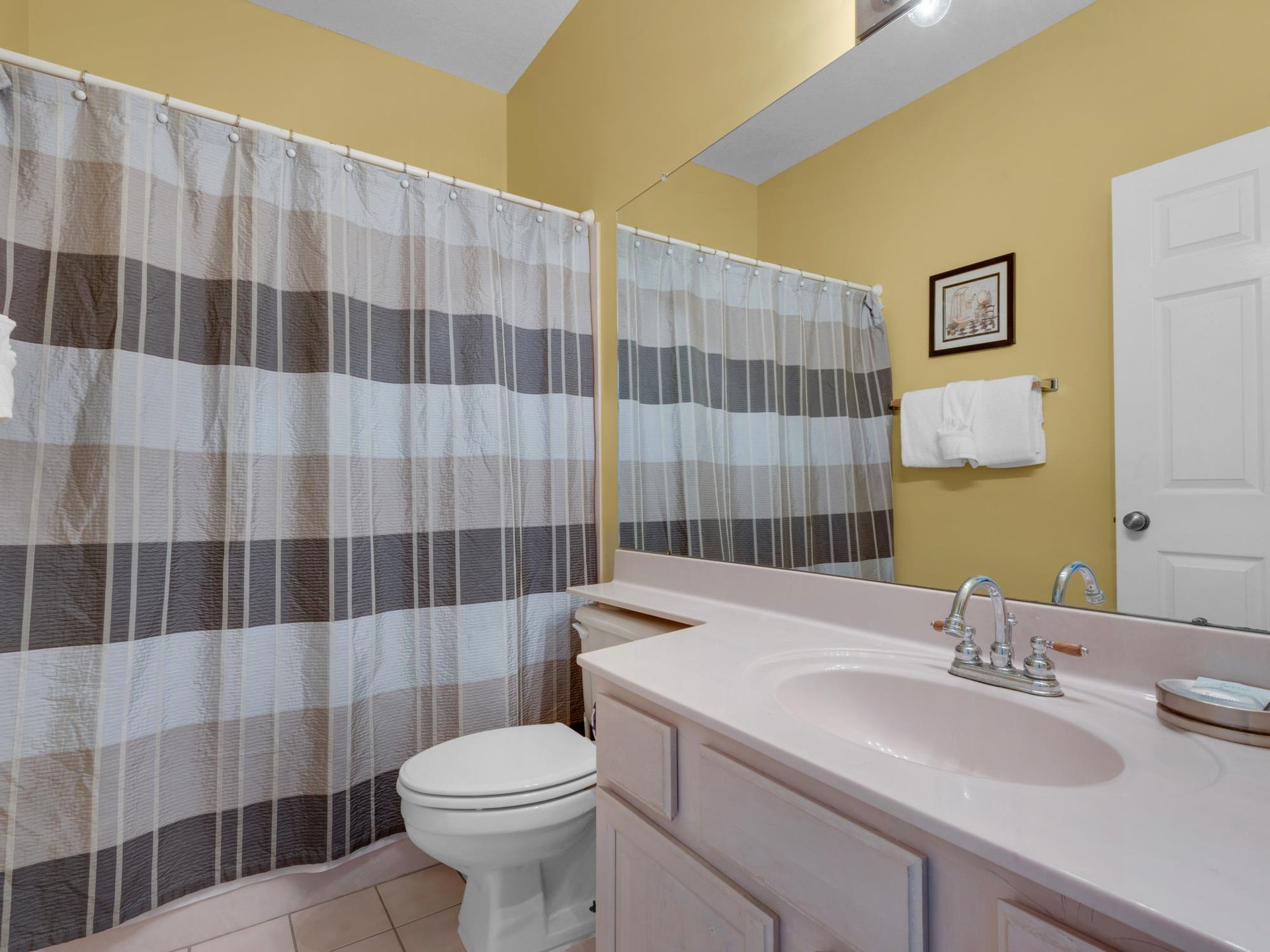 Shared Guest Bathroom