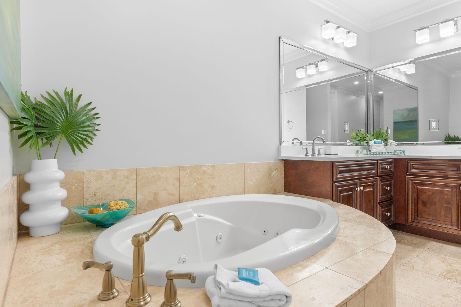 Bathroom 2 on 1st Floor with Large Soaking Tub