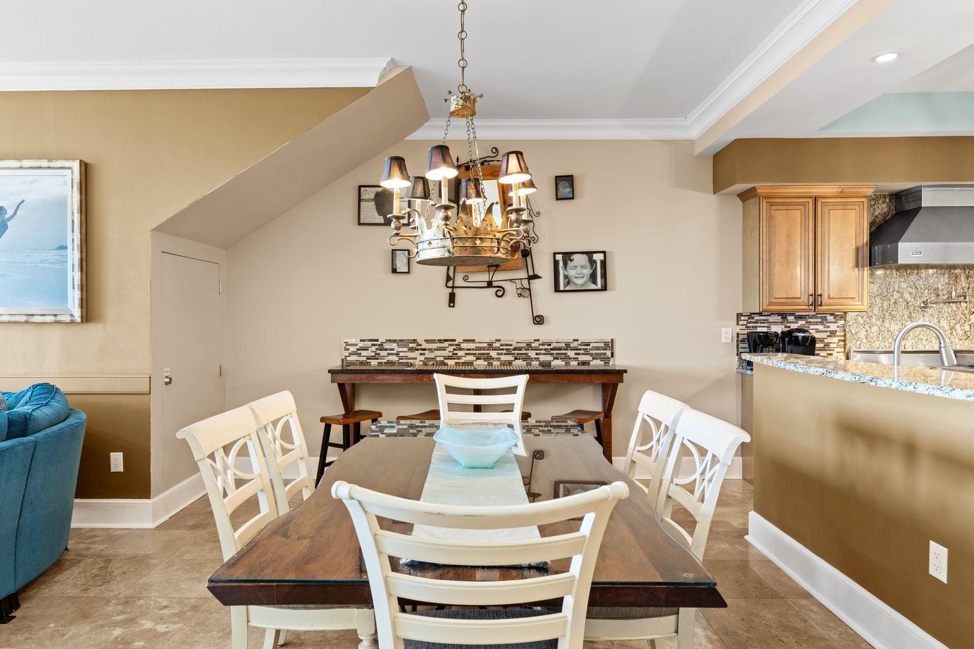 Dining Area on 1st Floor with Seating for 6