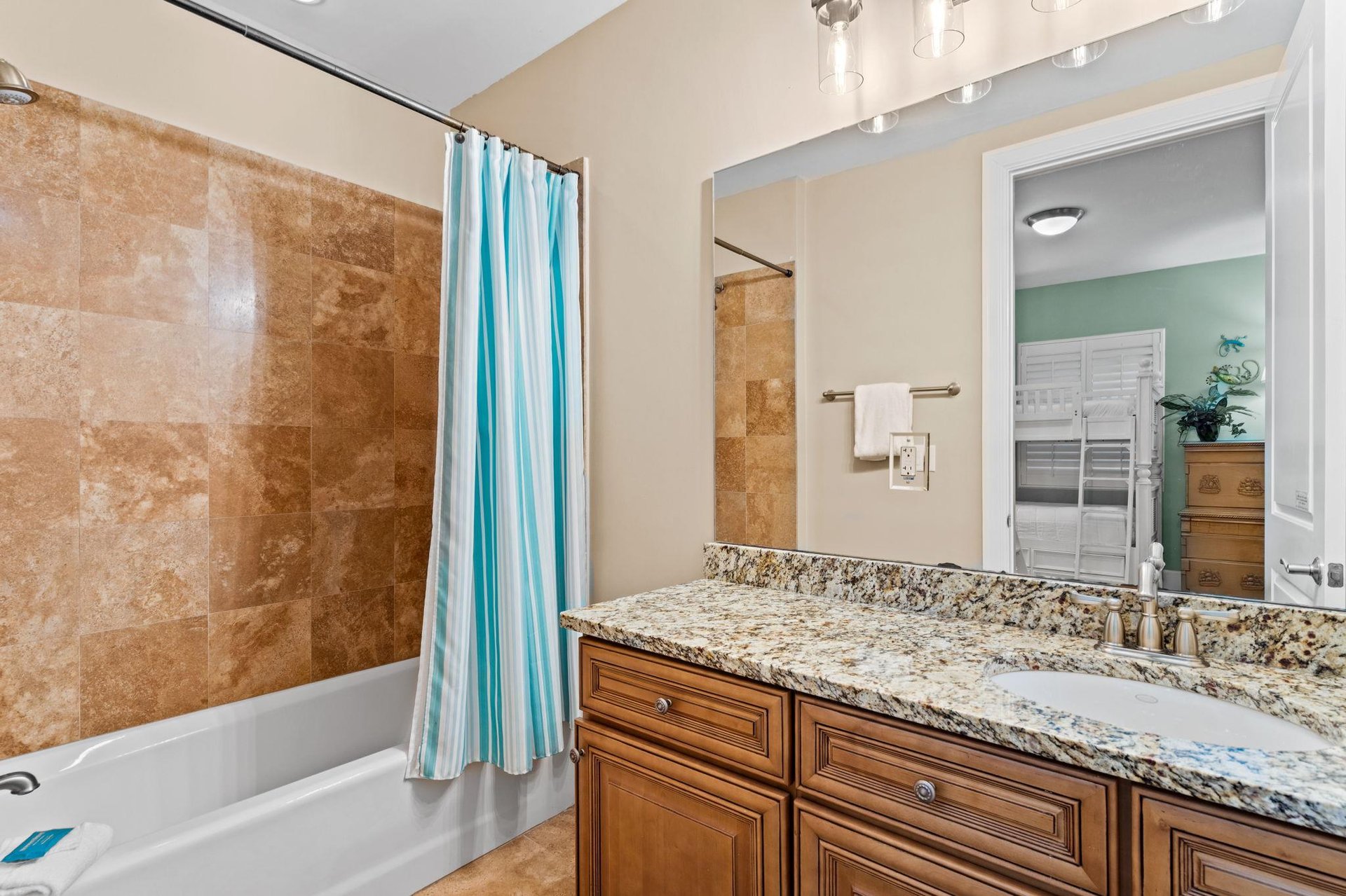 Bathroom 4 on 1st Floor with TubShower Mix