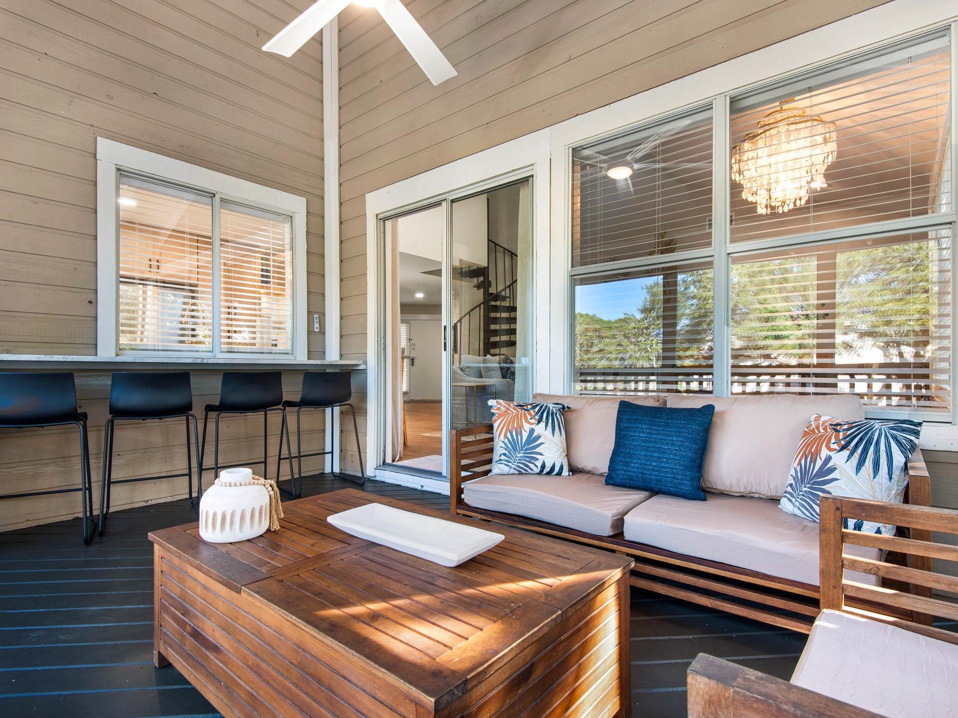 Comfortable Private Screened Porch