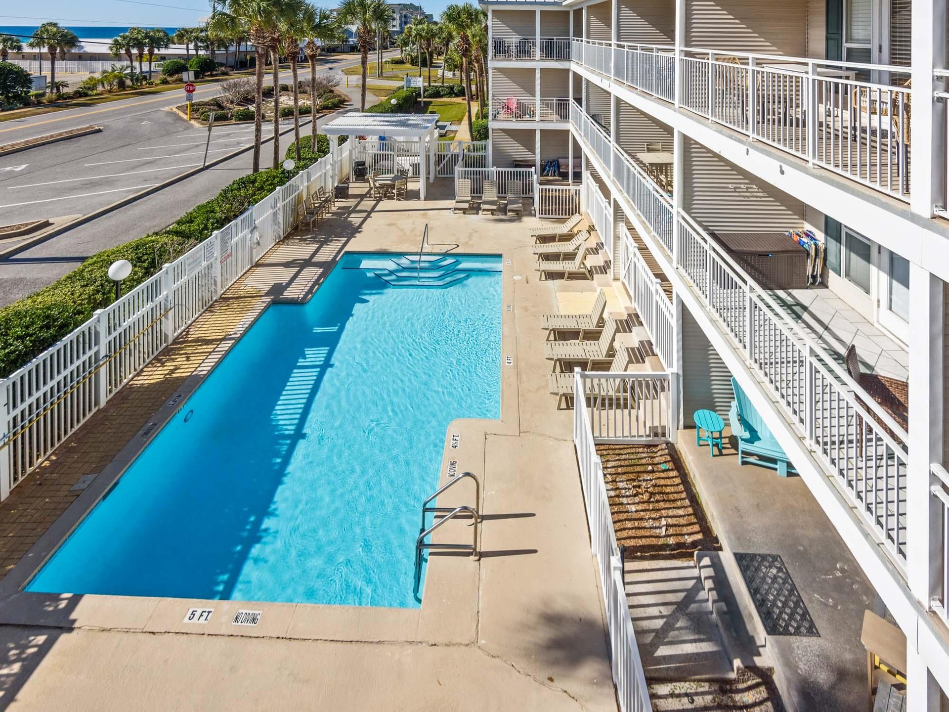 Sparkling pool surrounded by sun loungers invites you to cool off and relax in the Florida sunshine.