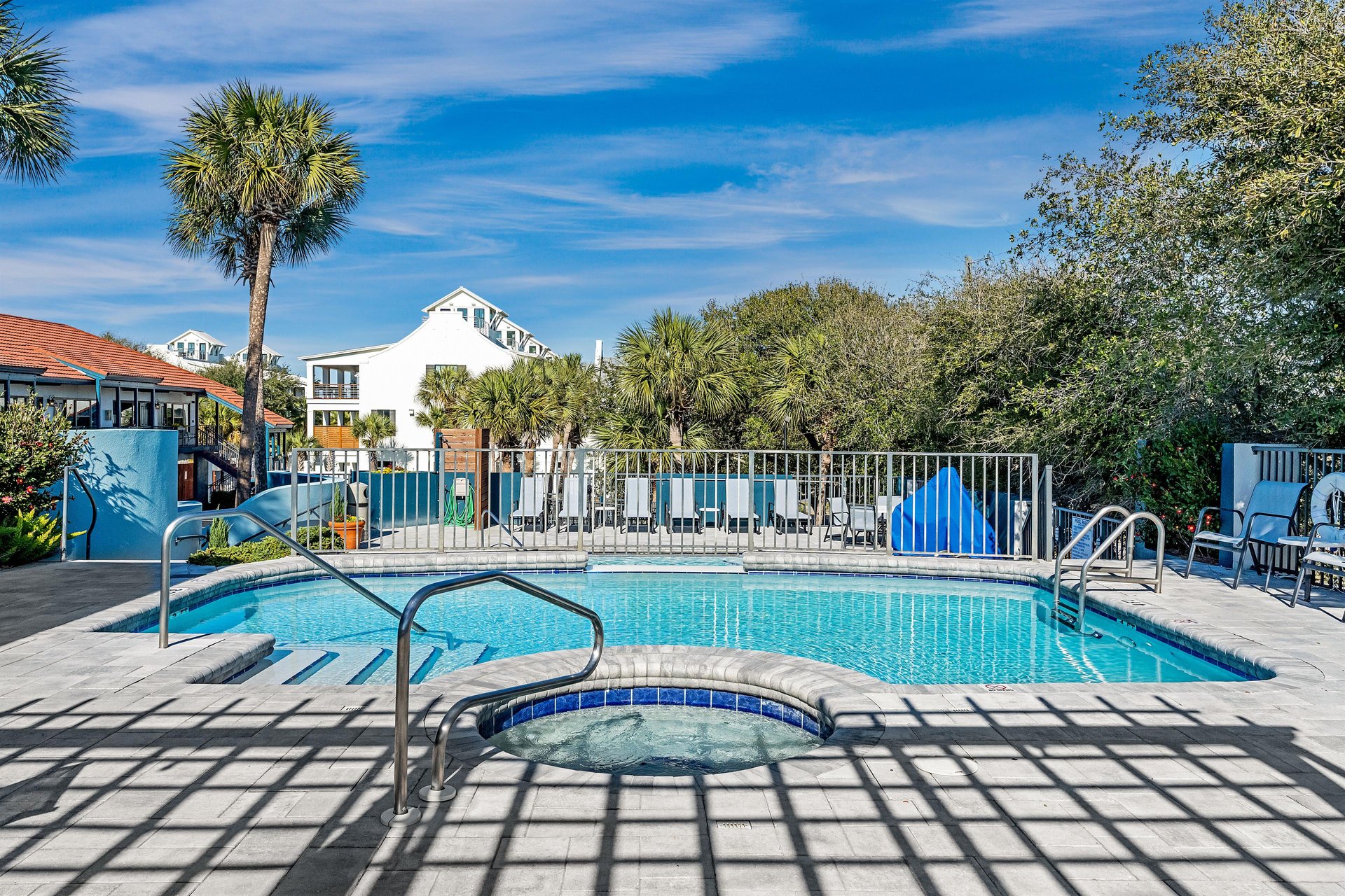 2nd level of the 2 tier pool deck with a Hot Tub