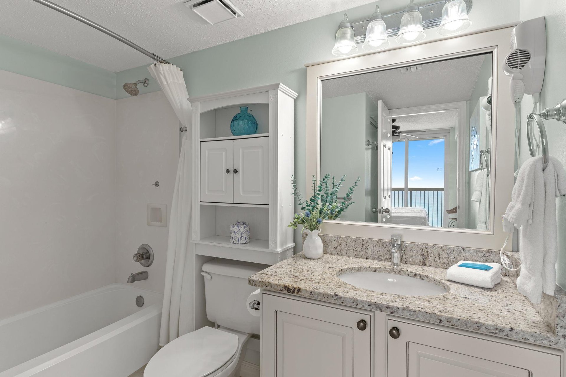 Bathroom 1 with Tub for soaking after a day at the beach