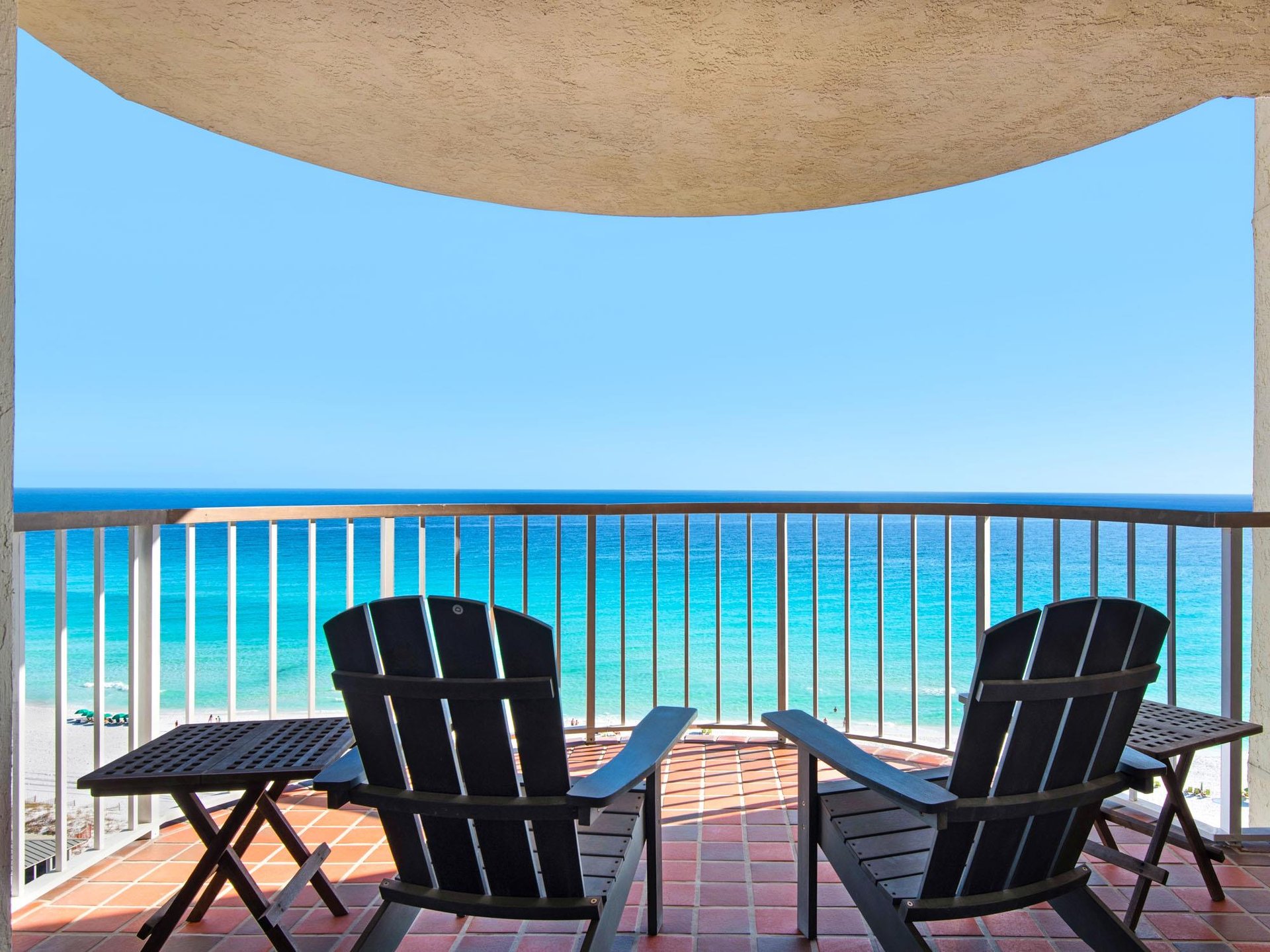 Relax in comfortable chairs on the private balcony while soaking up stunning Gulf views and gentle sea breezes.