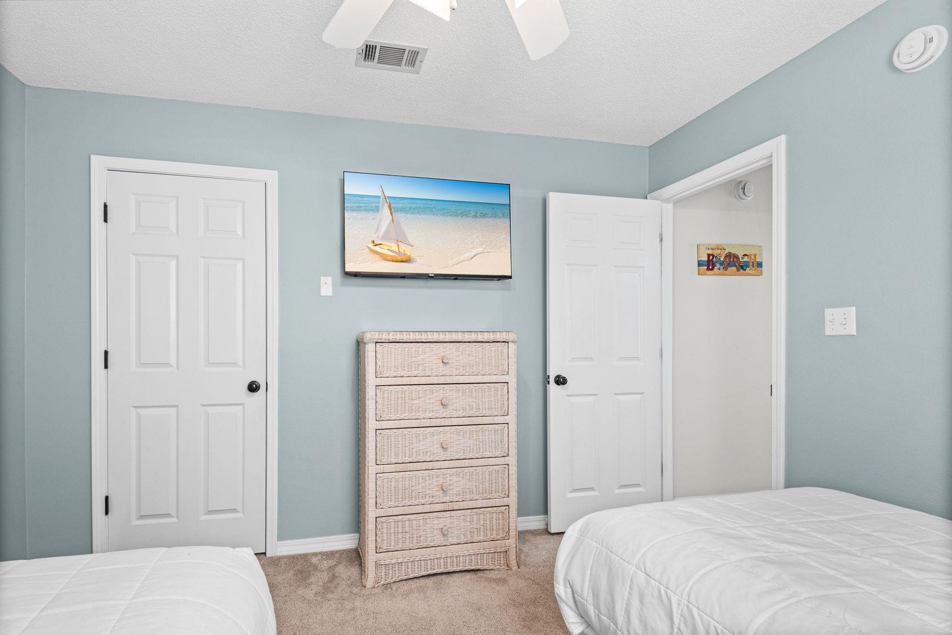 Bedroom 3 with 2 twin beds and TV