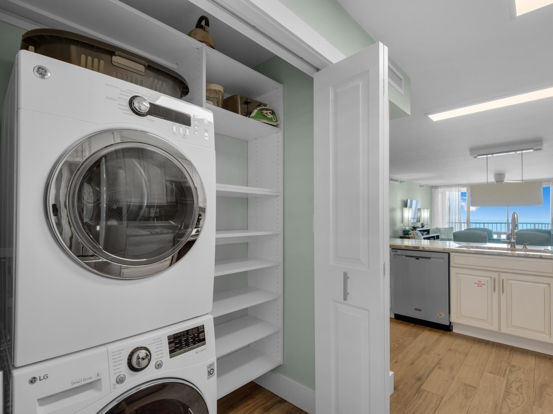 Full Size Washer Dryer in Unit