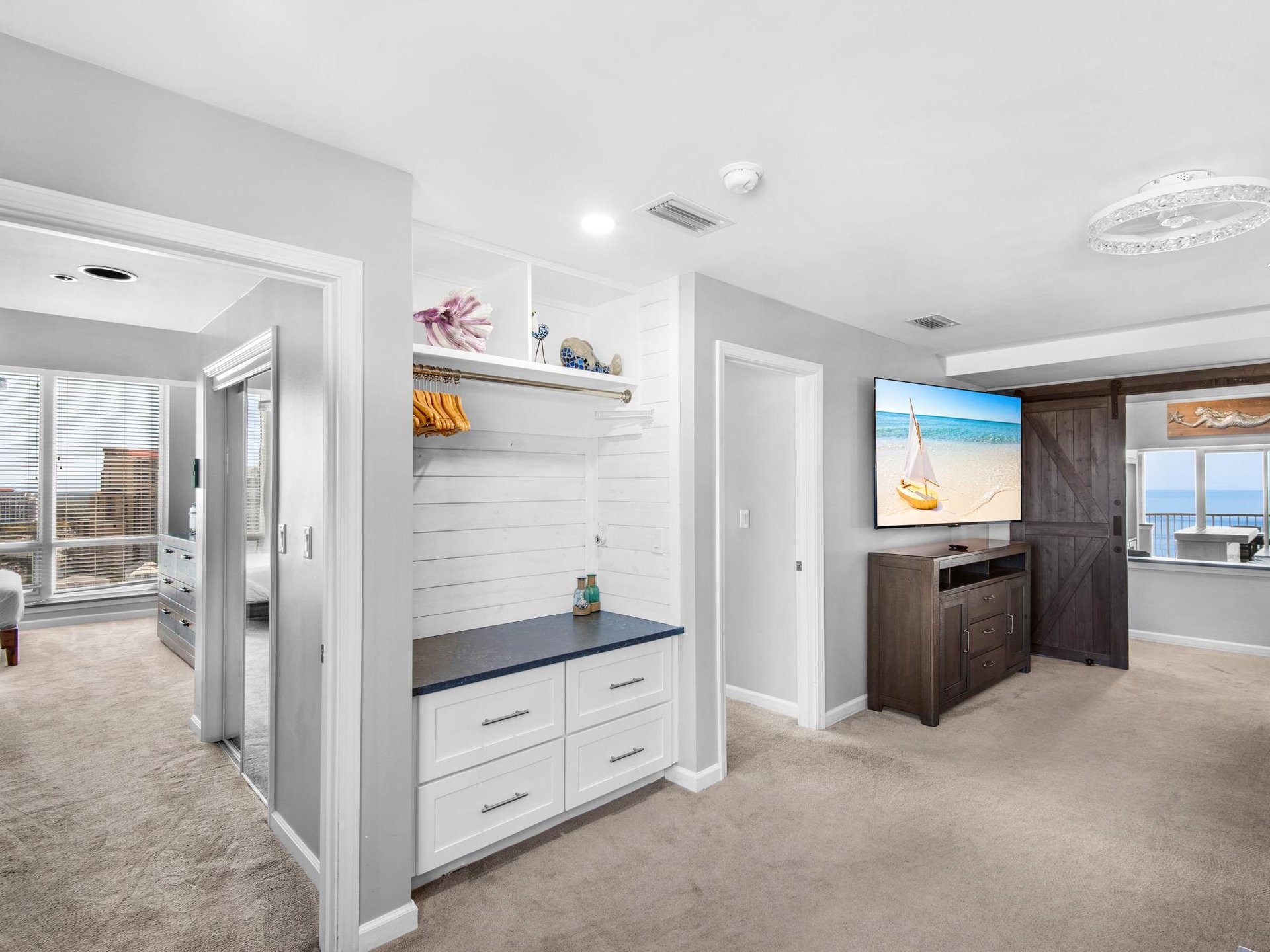 Bonus wardrobe and luggage shelf