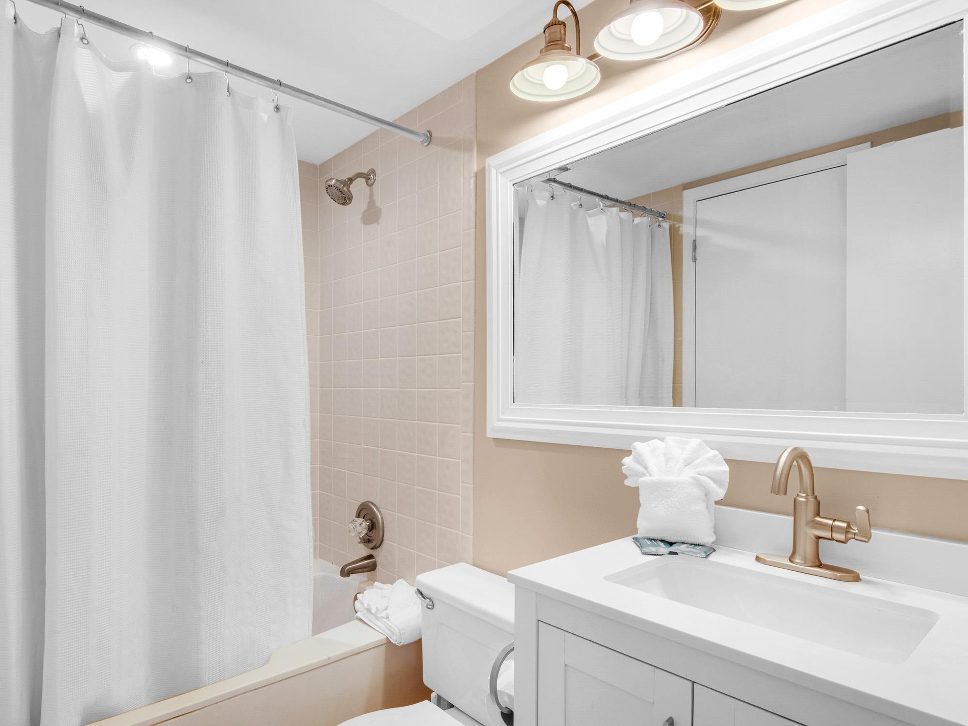 Bathroom 3 with Tub Shower Combo