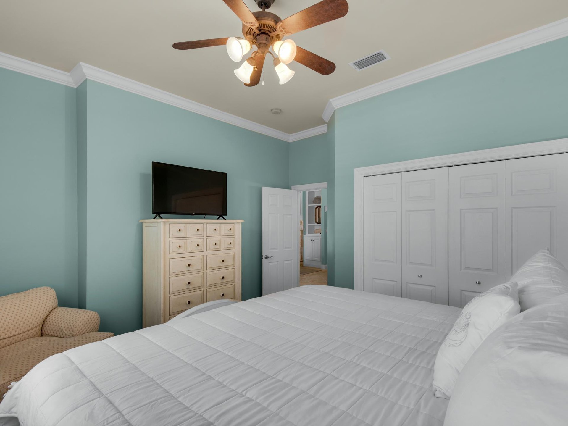 Guest Bedroom with Flatscreen