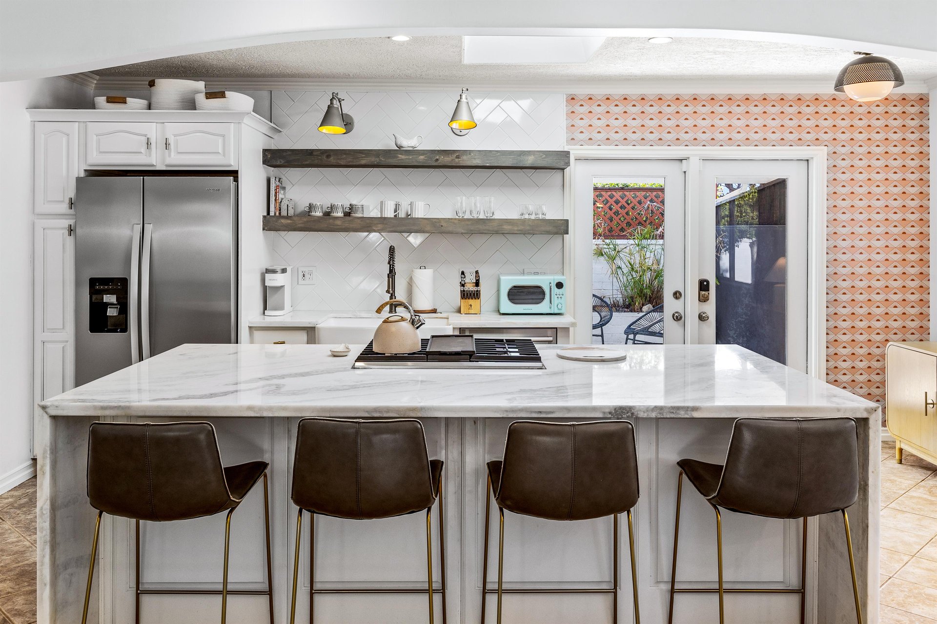 Breakfast bar for four at the kitchen island