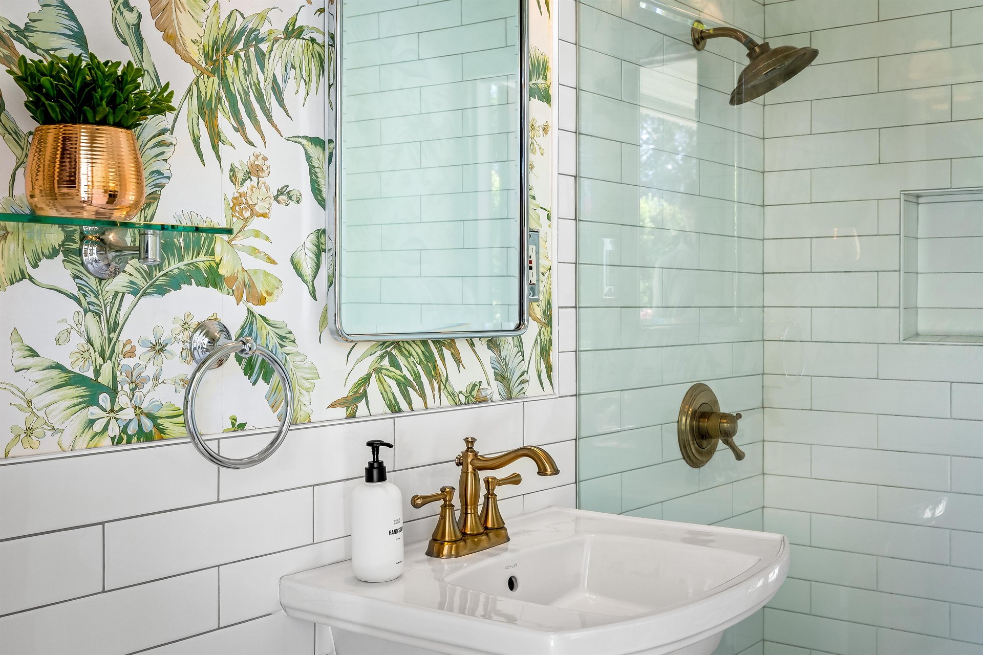 Lovely bathroom wallpaper