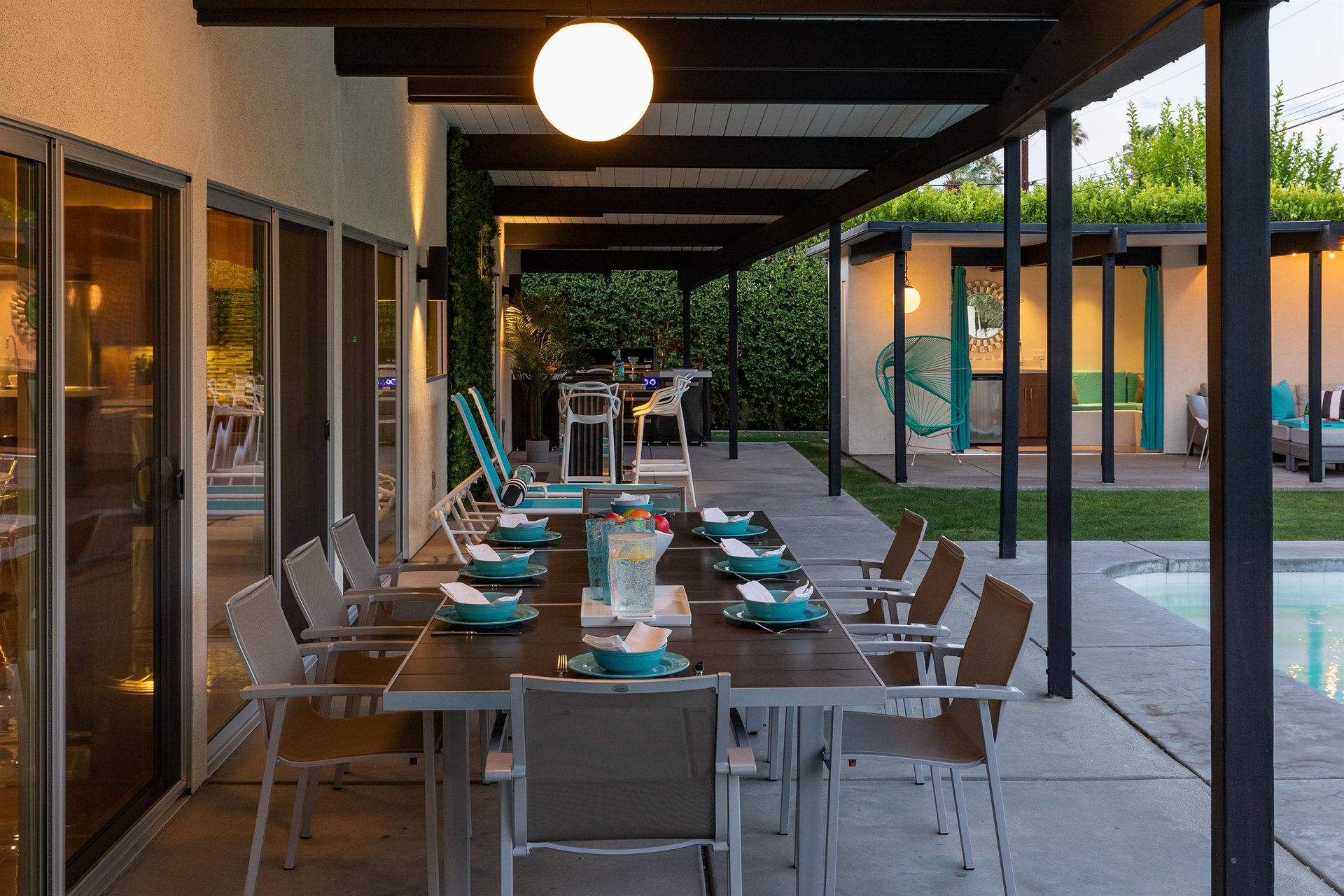 Outdoor dining up to 8
