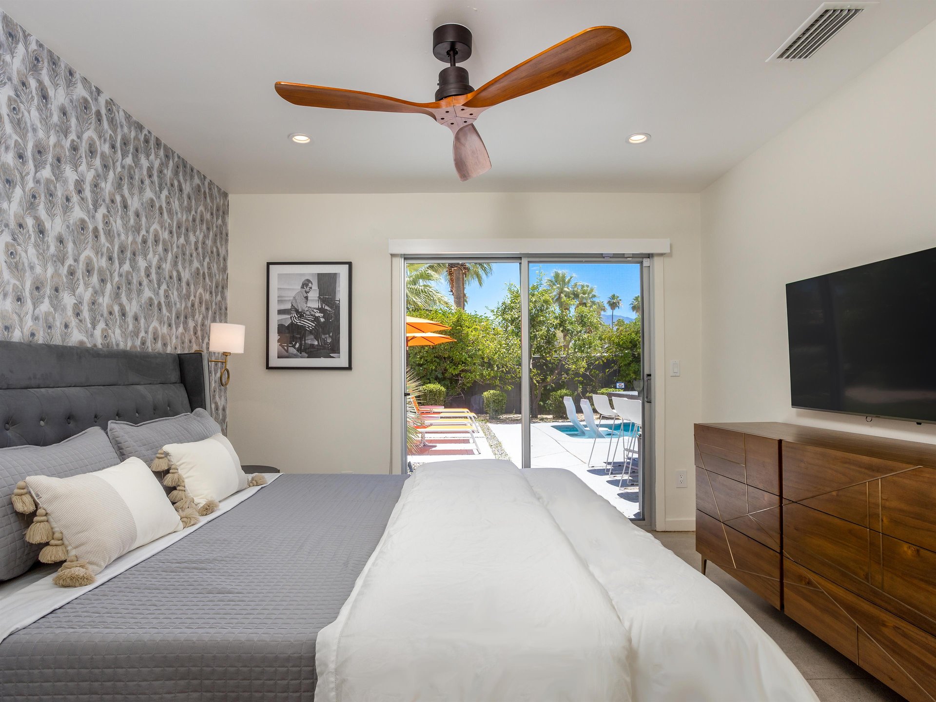 Thats a Classic Photo of Elton John on the wall.