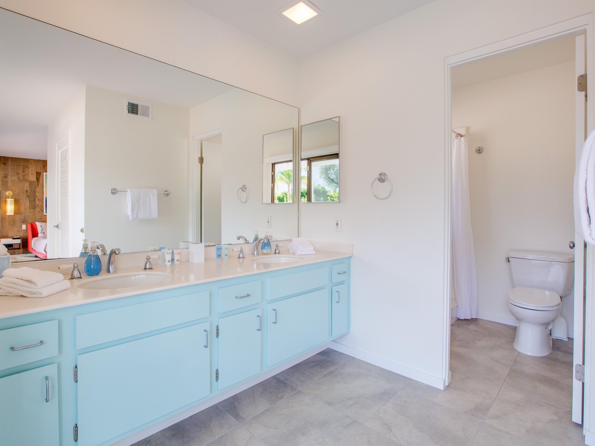 Pamper yourself in the luxurious bathroom