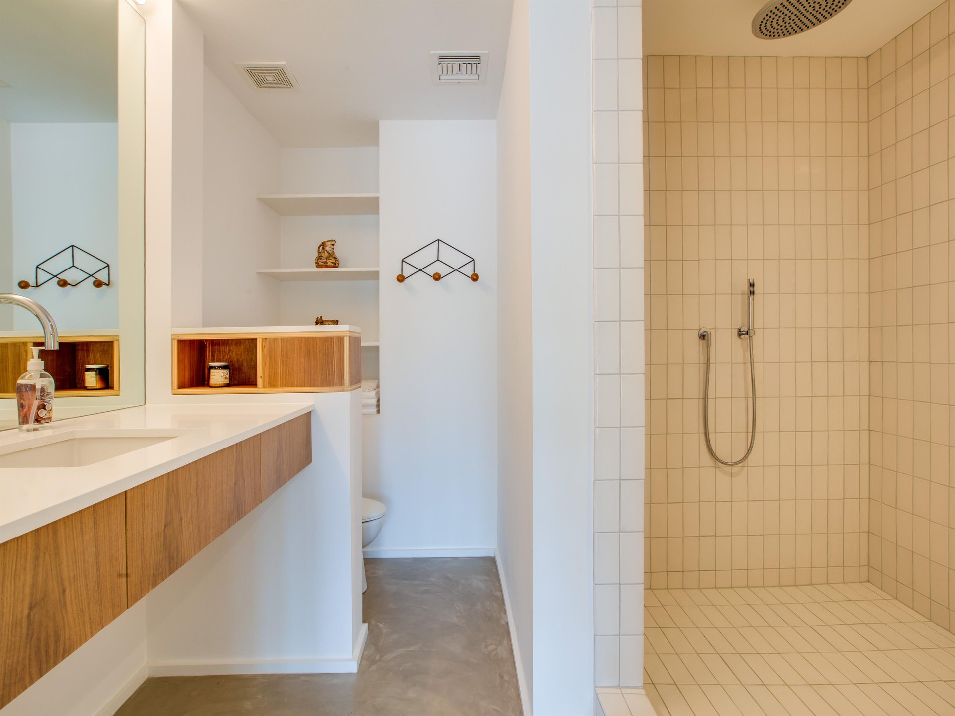 Pamper yourself in the luxurious bathroom