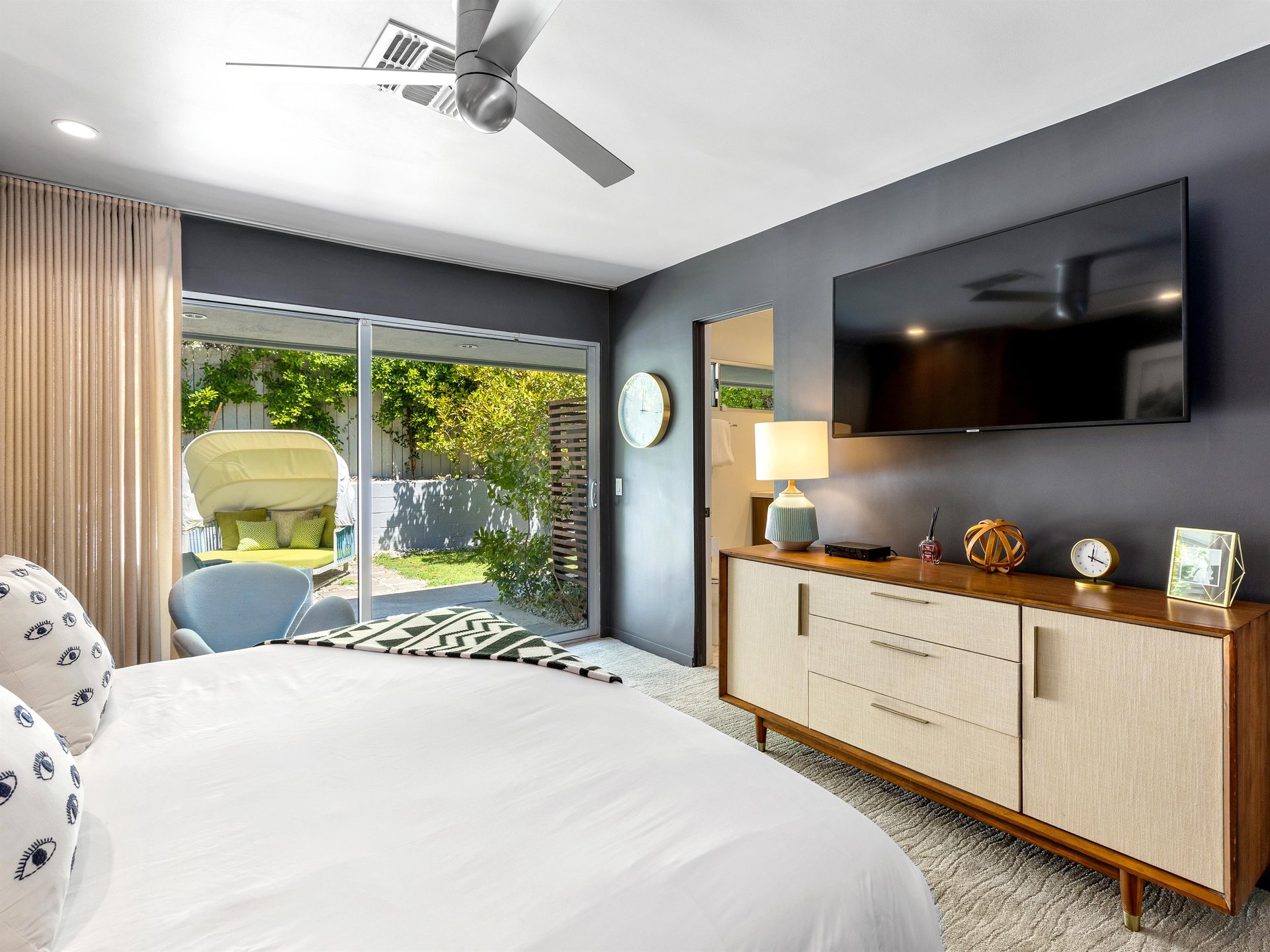 Direct access to the poolyard