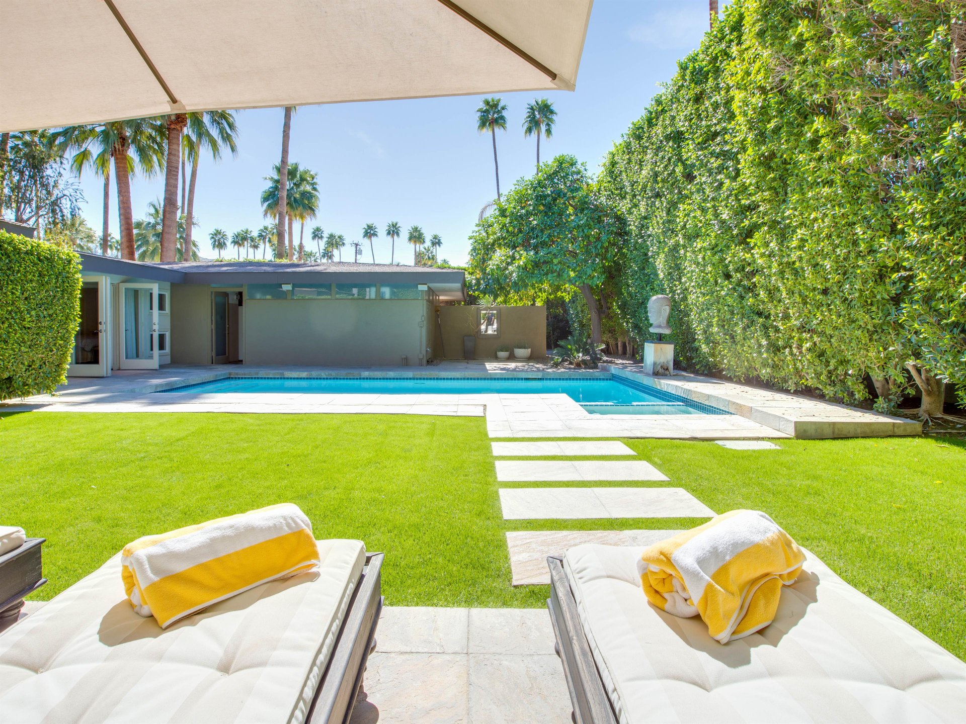 Resortstyle pool yard