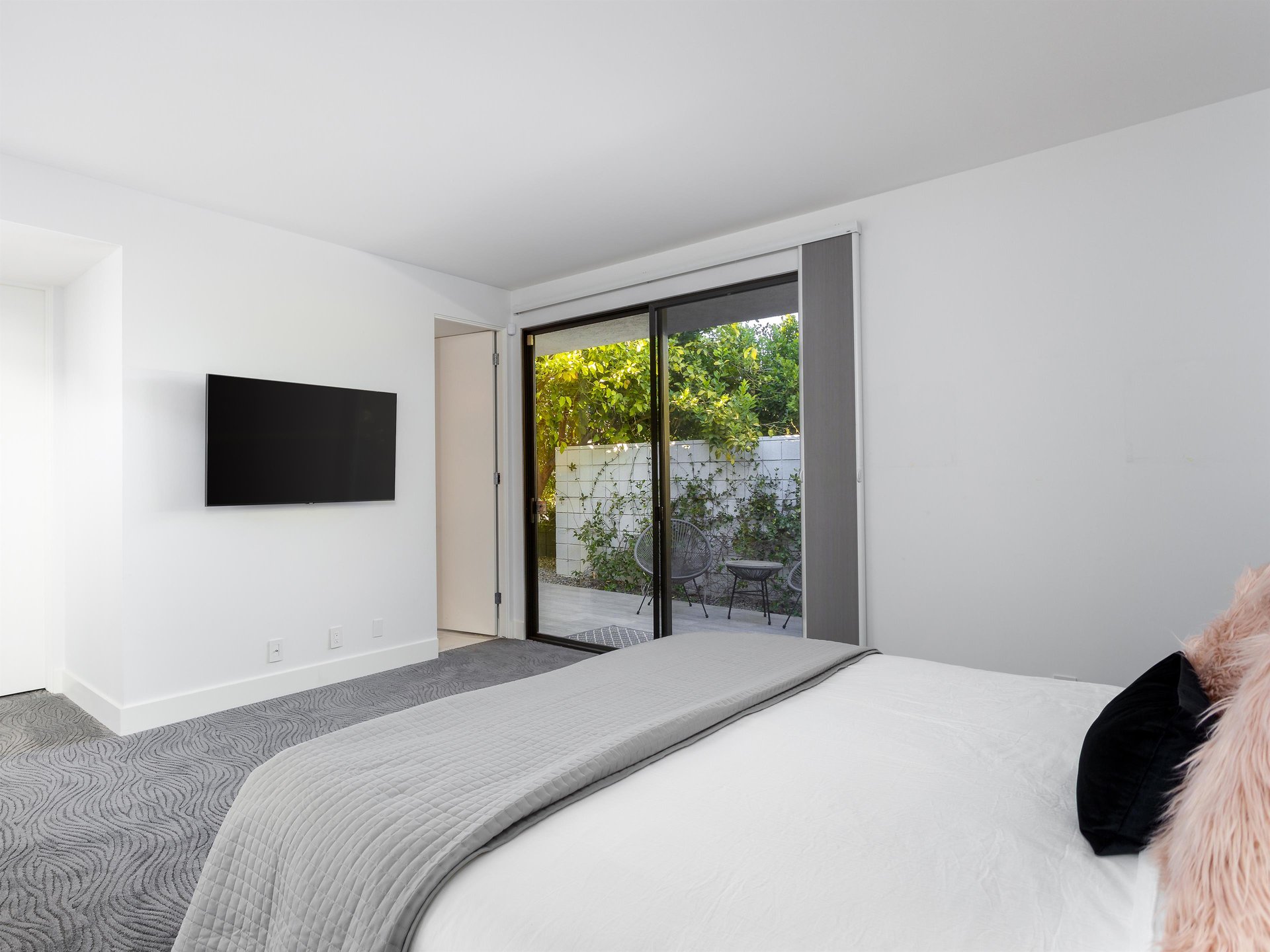 Bedroom with direct access to the yard