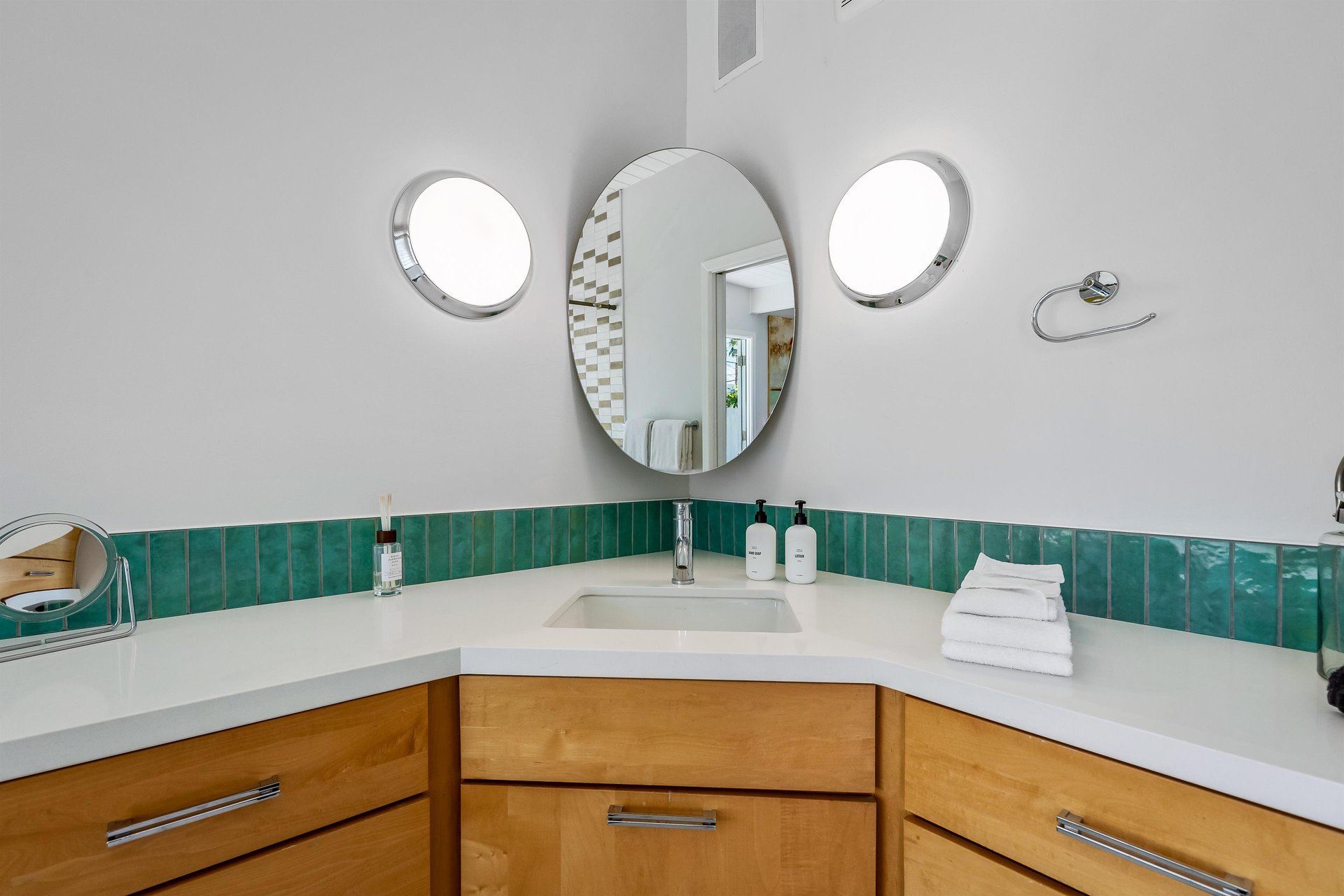 Bathroom sink vanity