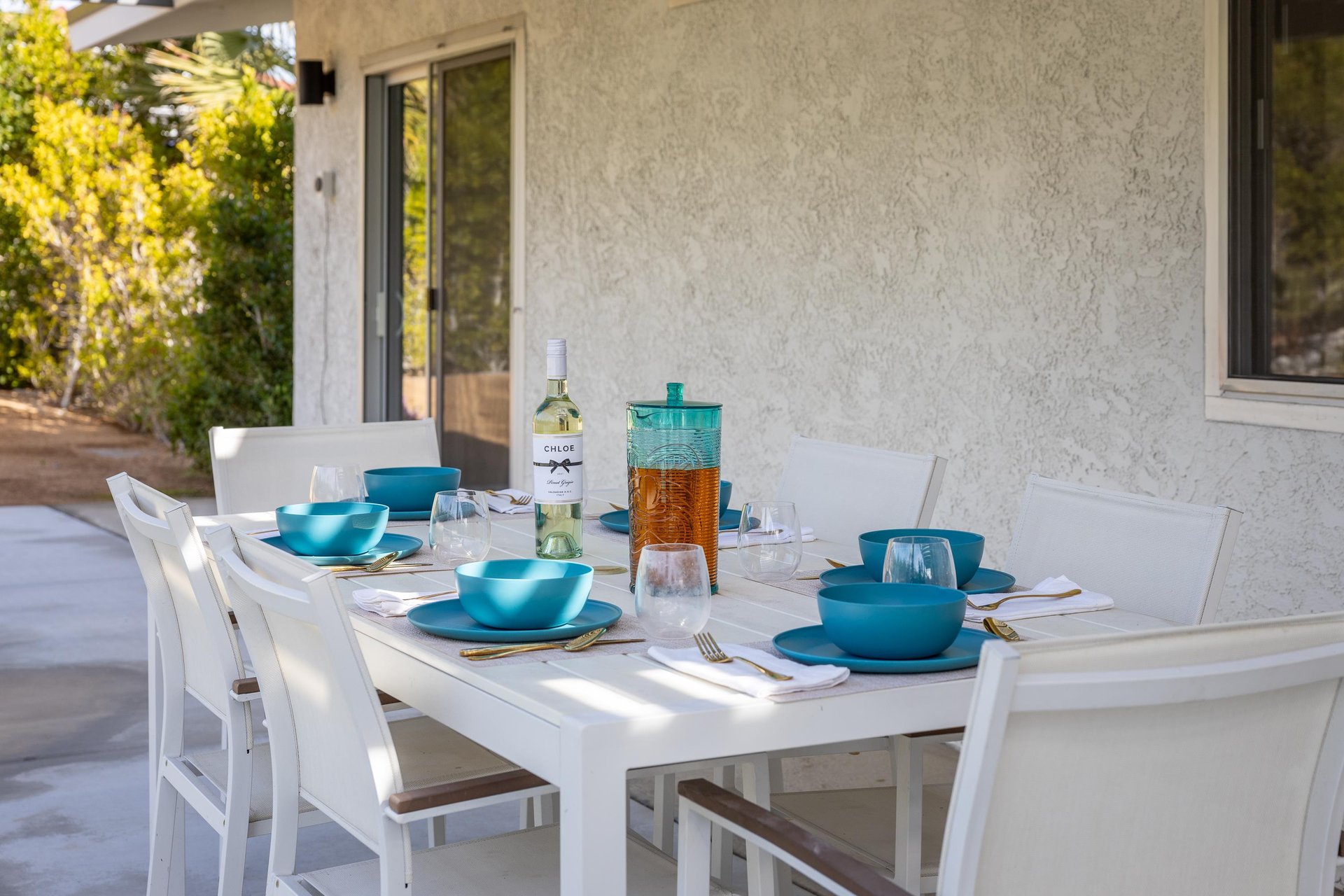 Al fresco dining for six