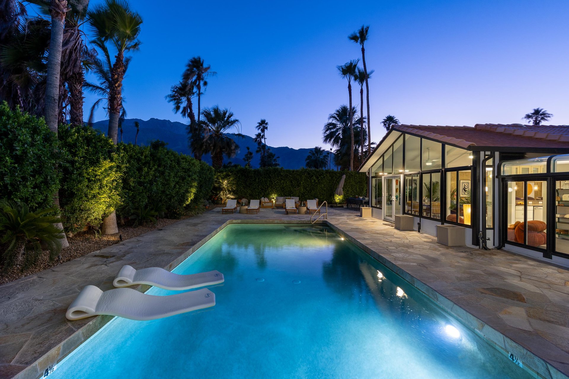 Stunning evenings by the pool