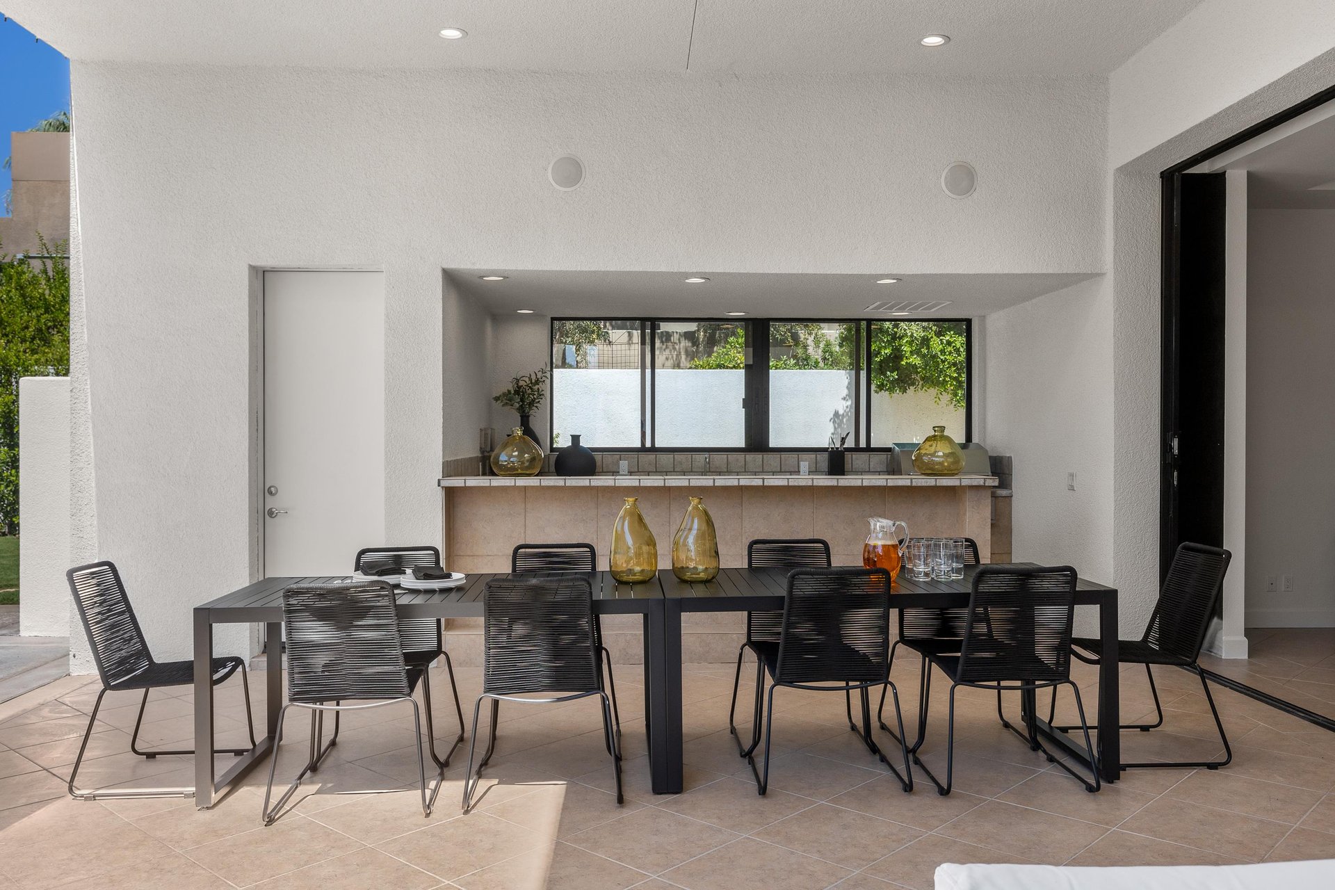 Al fresco dining for ten