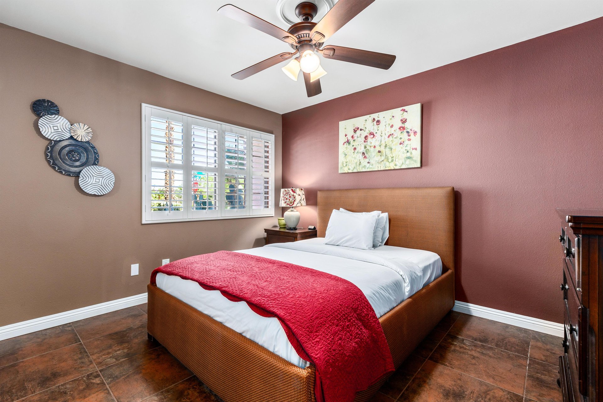 Private guest bedroom