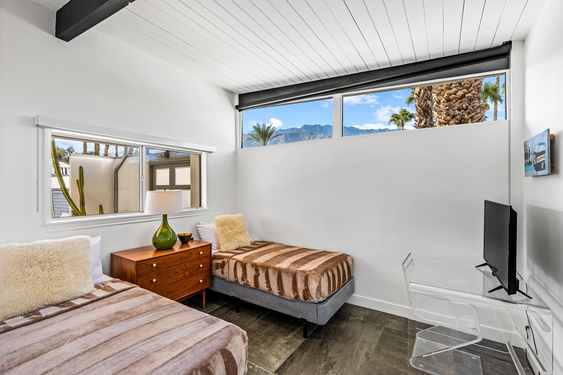 Guest room with two Twin Beds