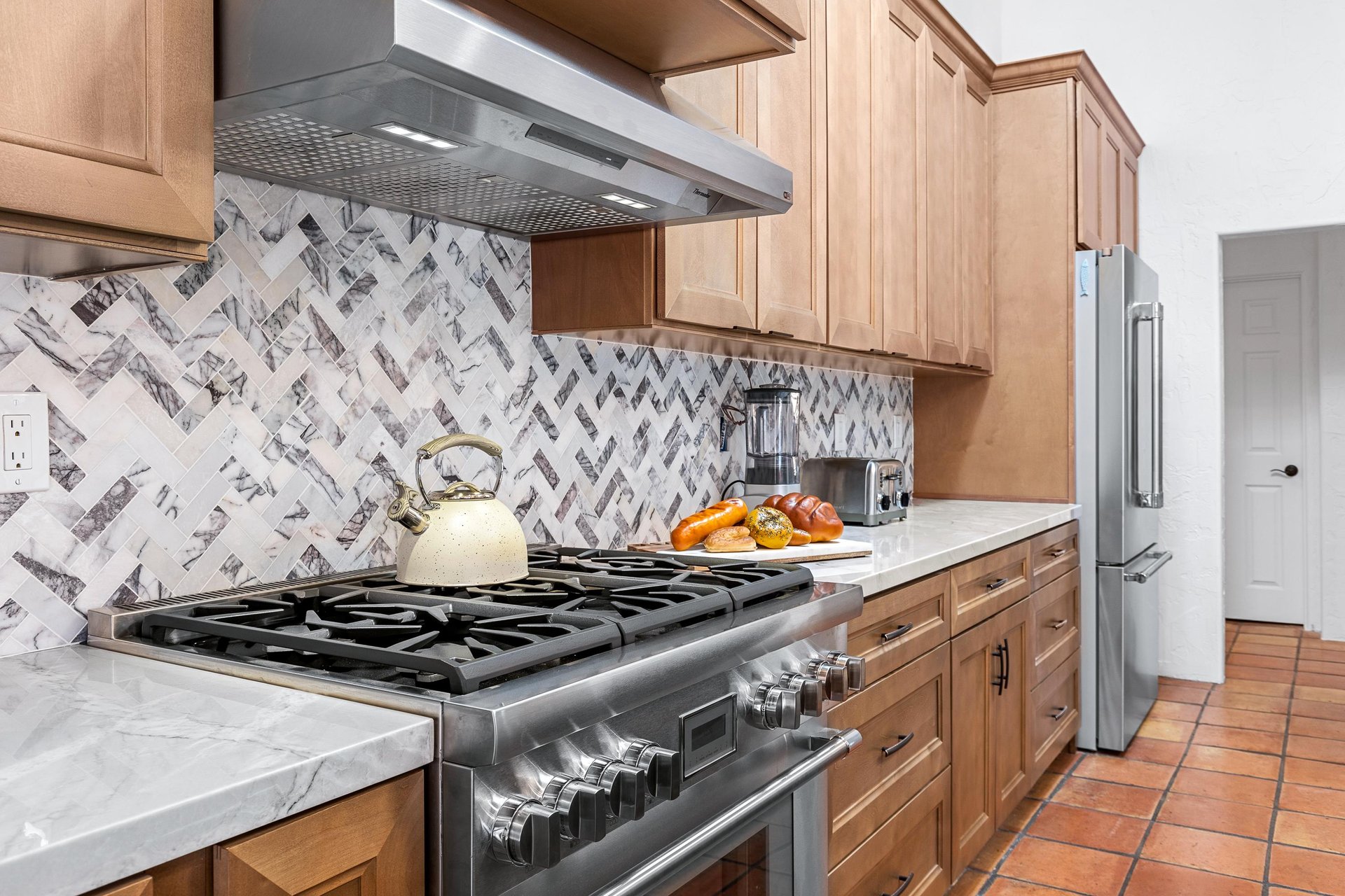 Upgraded stainless kitchen fixtures