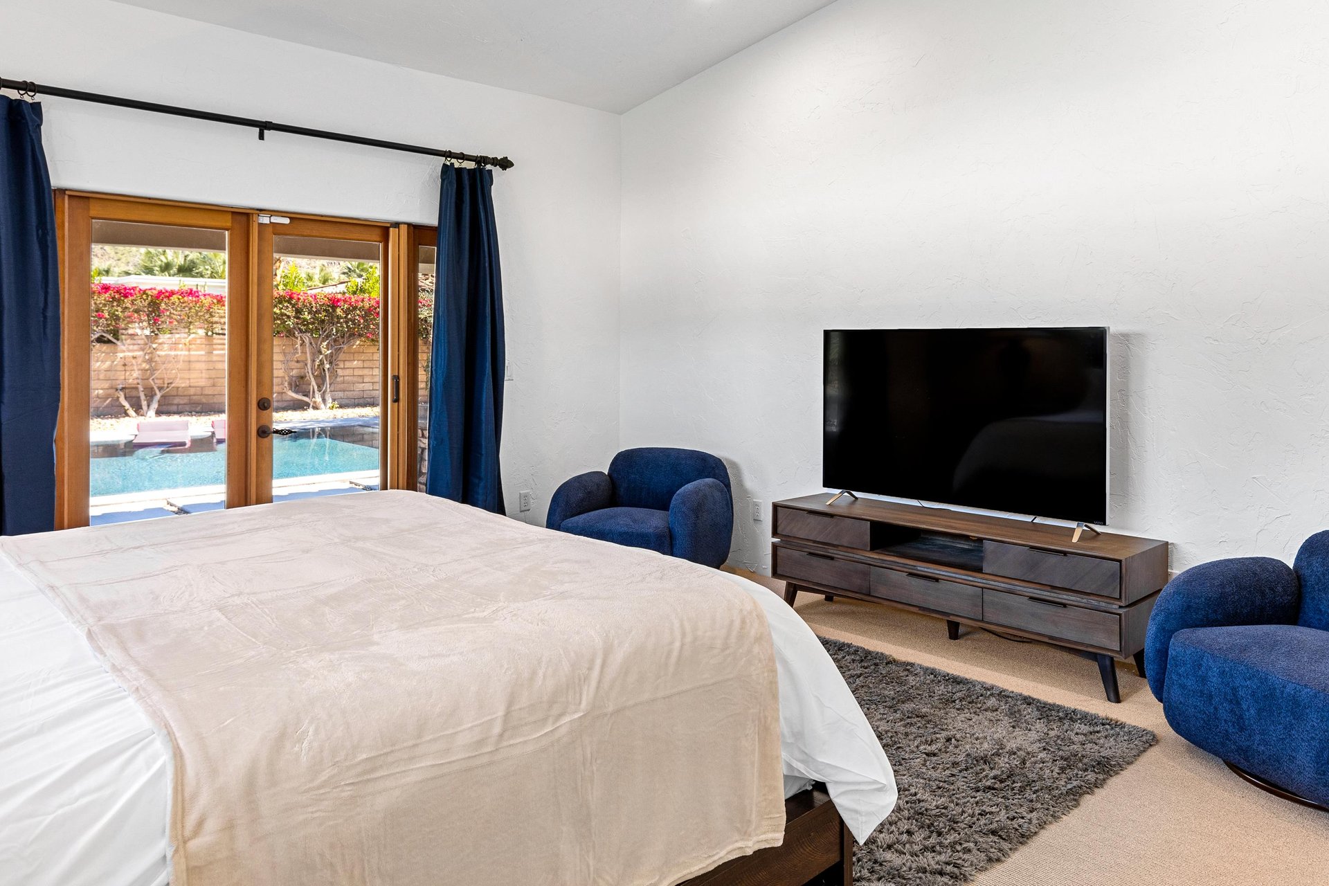 Private guest bedroom