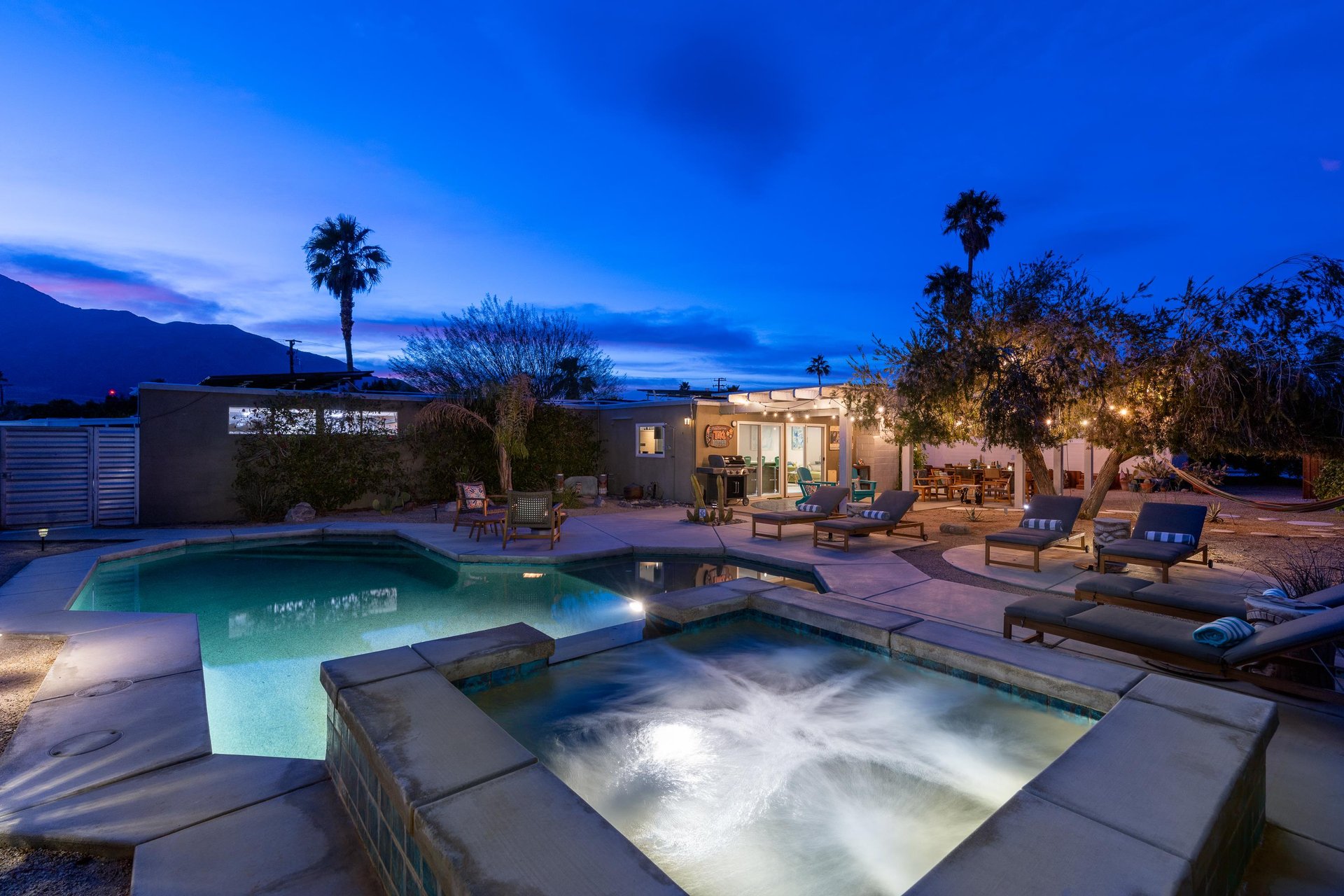 Splash  Sip House at night