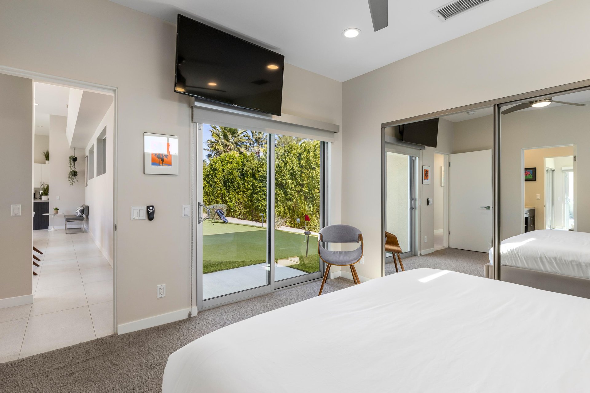 Guest bedroom with access to the putting green