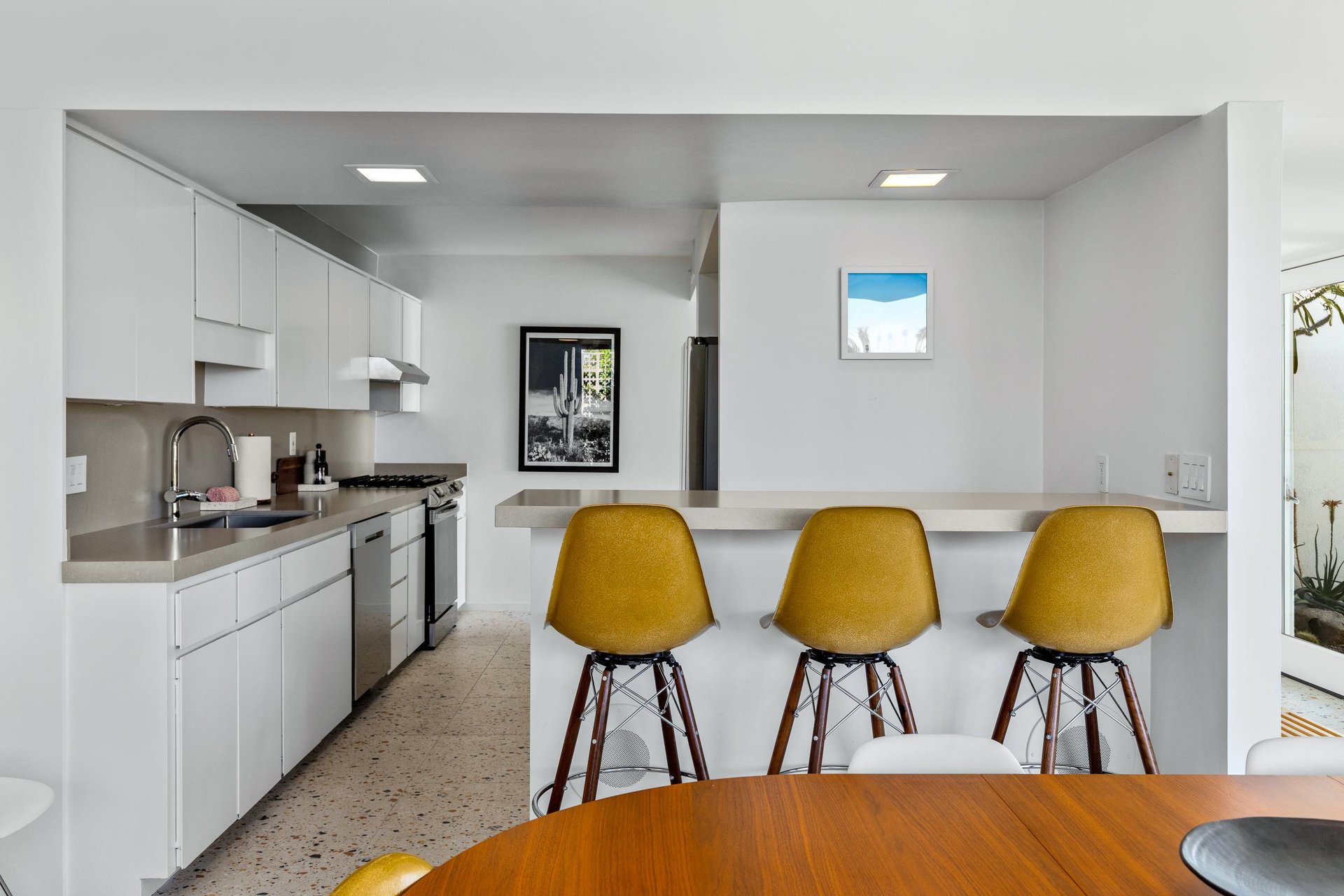 Kitchen island for breakfasts or snacks
