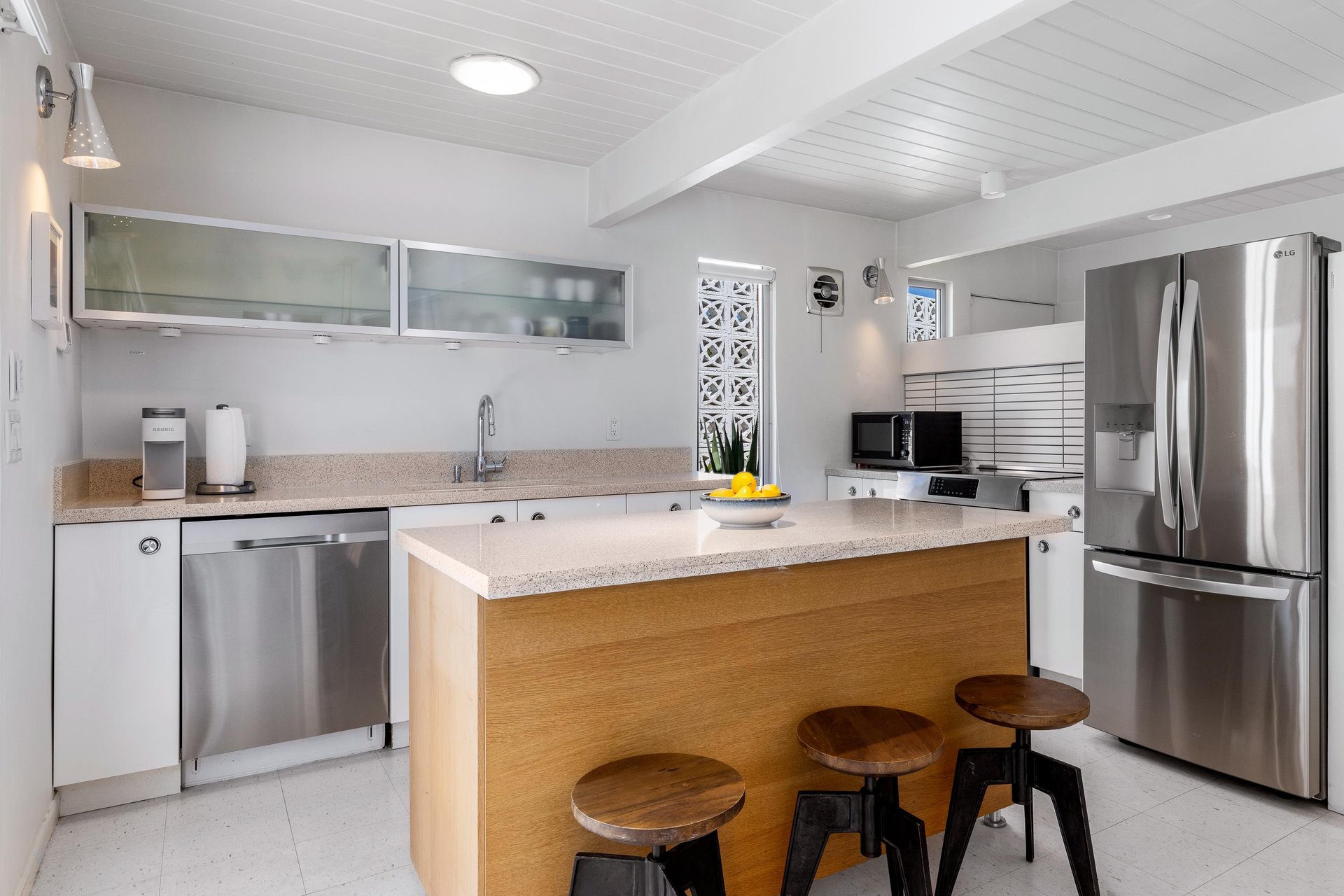 Room for 3 at the breakfast bar