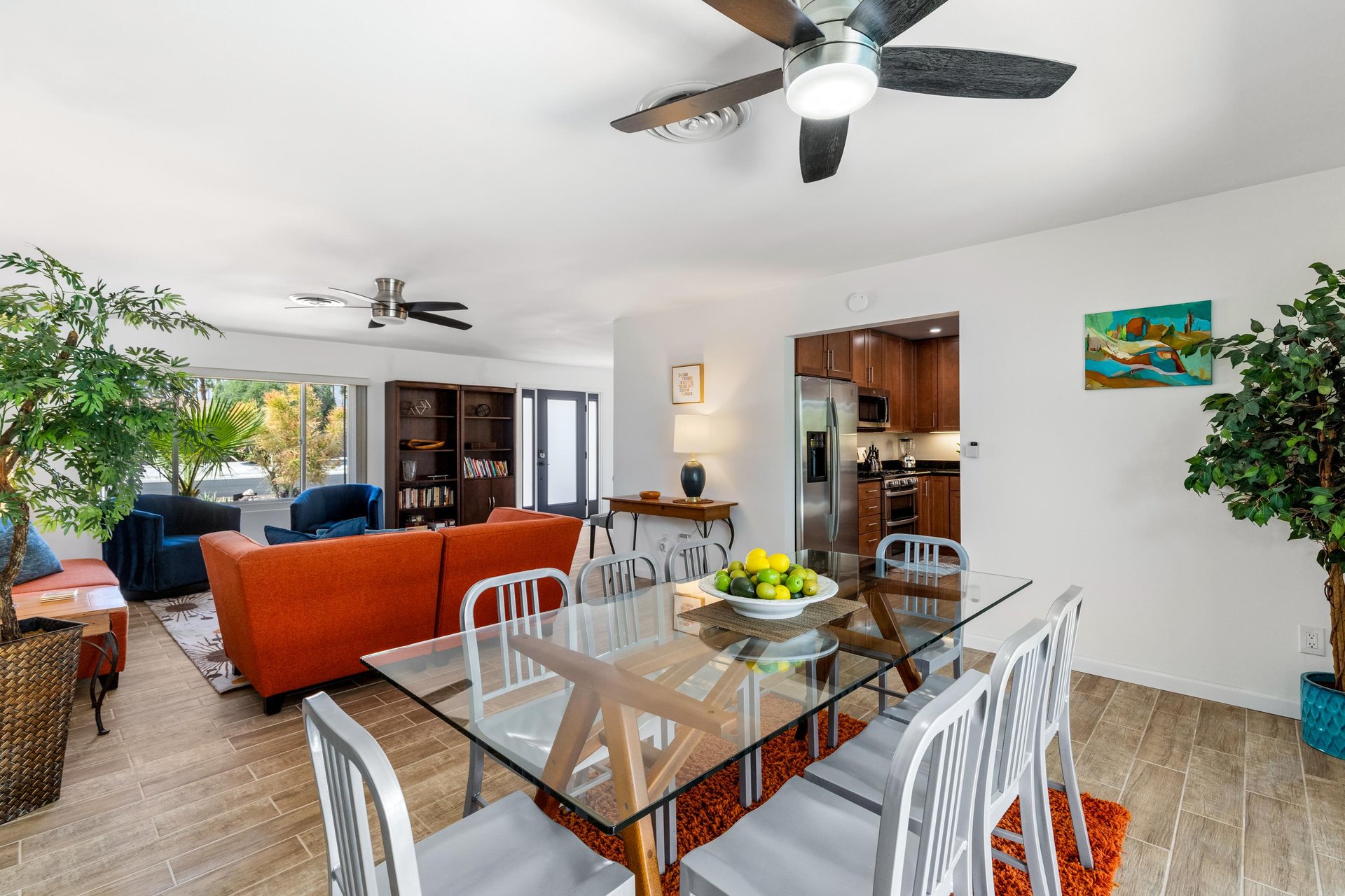 Flowing indoor spaces from living room to dining room