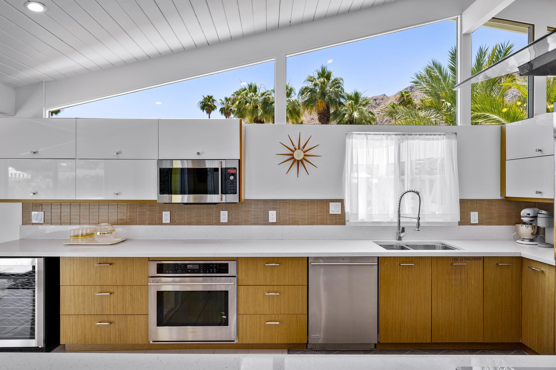Midcentury modern kitchen with impeccable designs