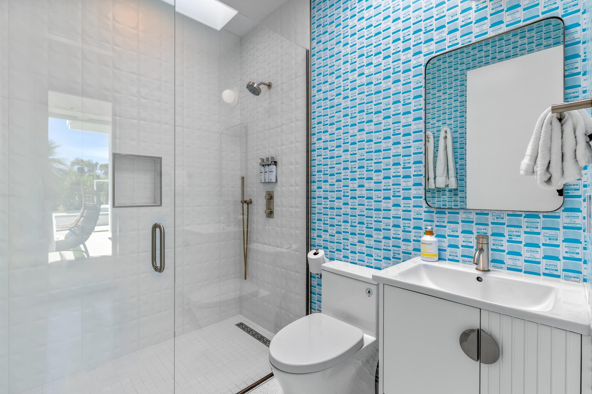 Full bathroom with amazing design next to the kitchen