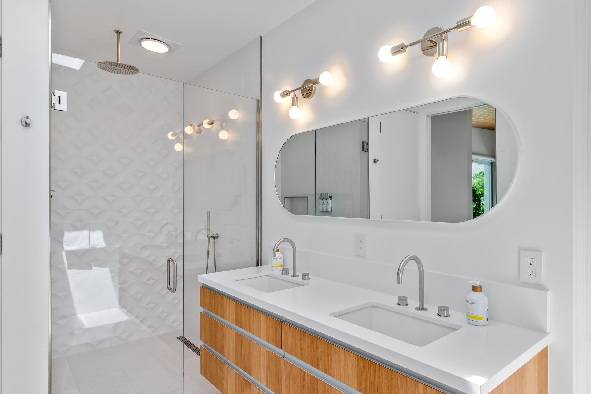 Primary en suite bathroom with dual sinks