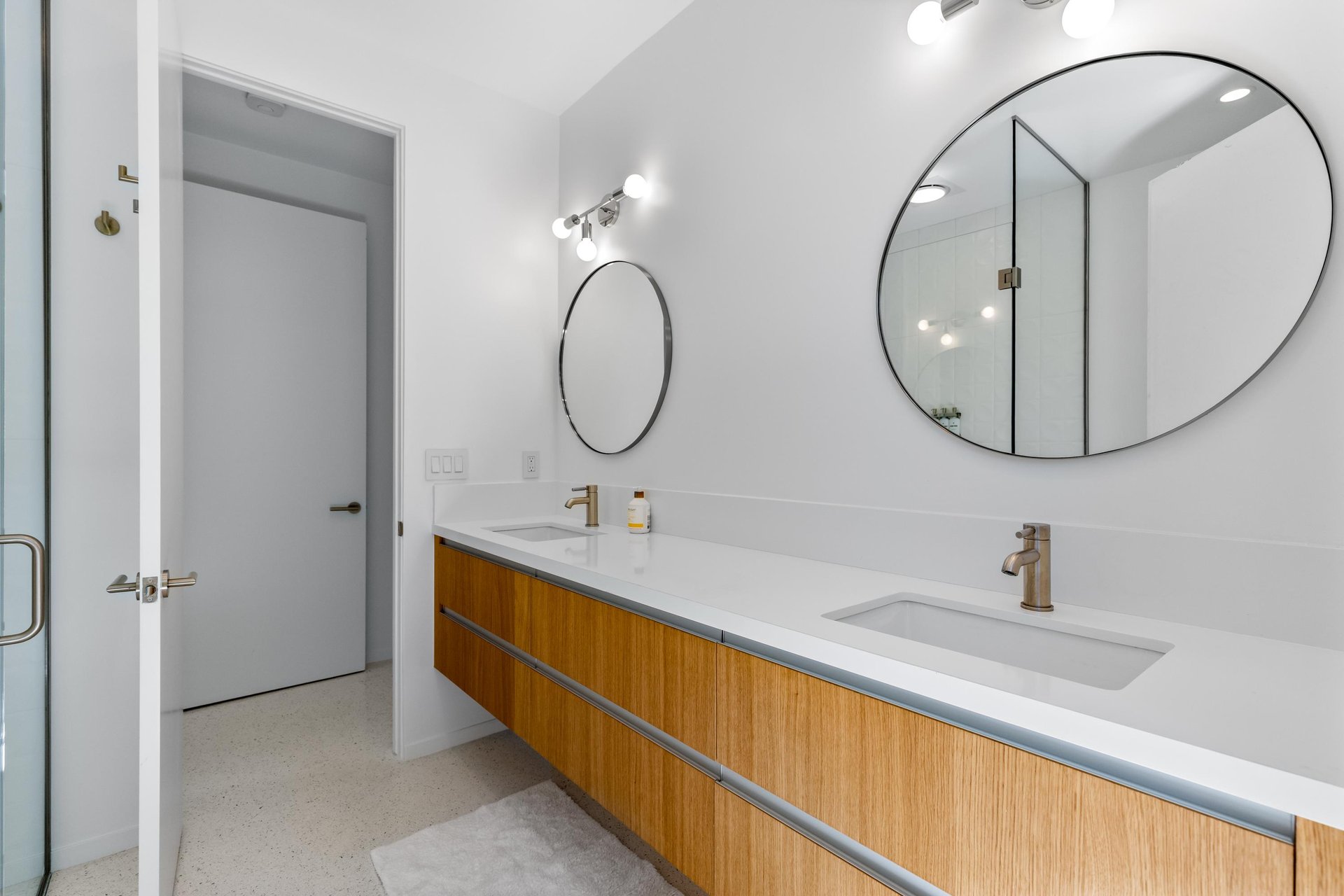 Guest en suite bathroom with dual sinks