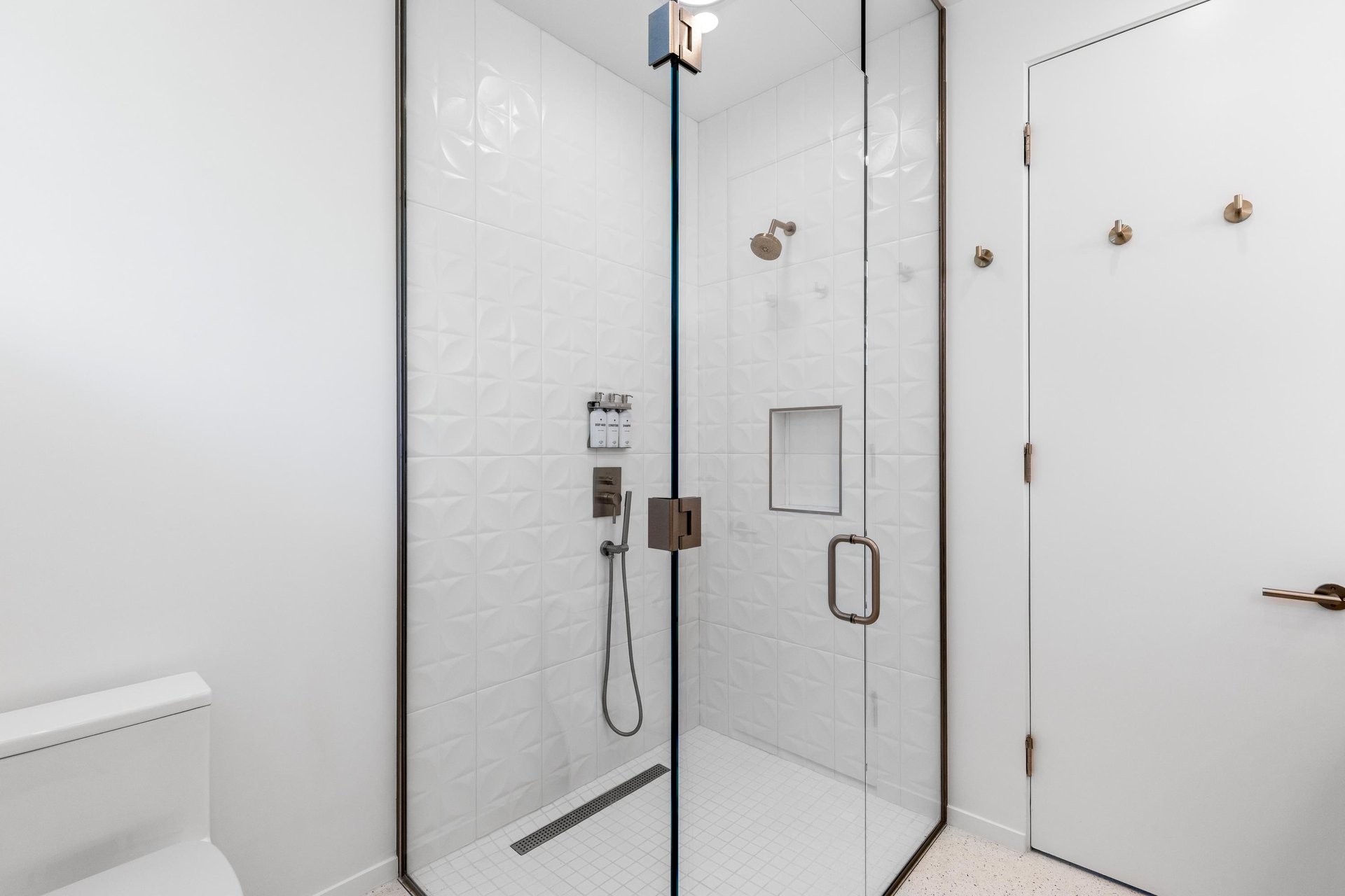 Guest en suite bathroom