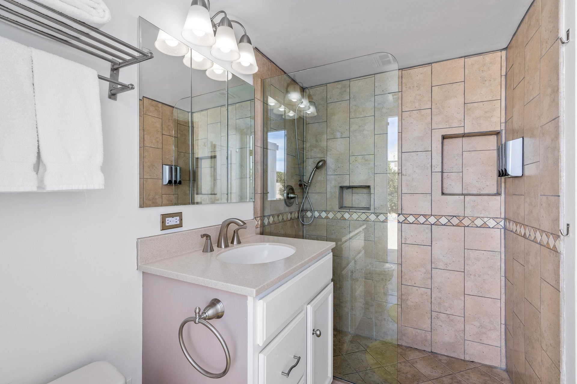 Primary en suite bath