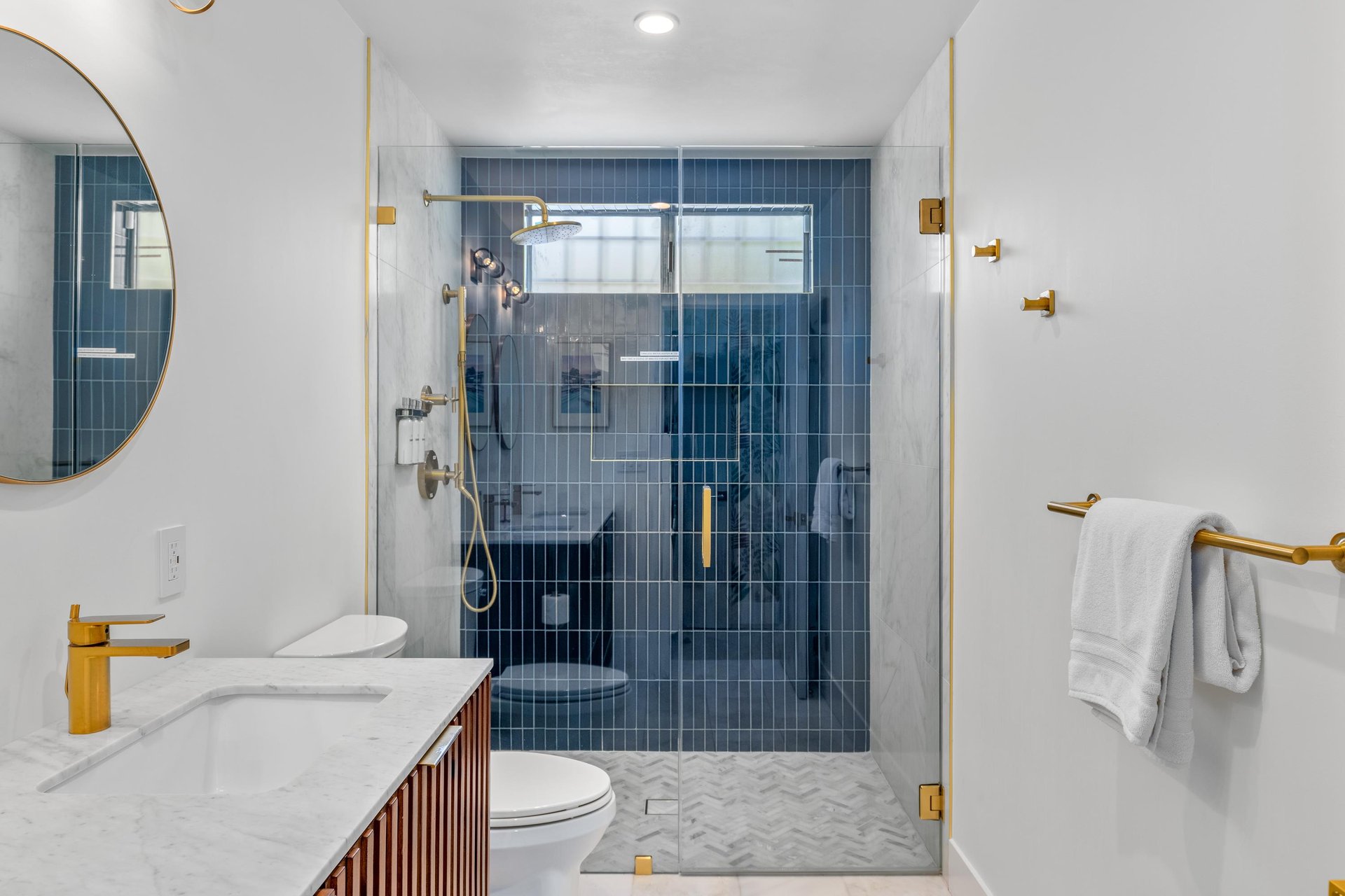 Primary en suite bathroom