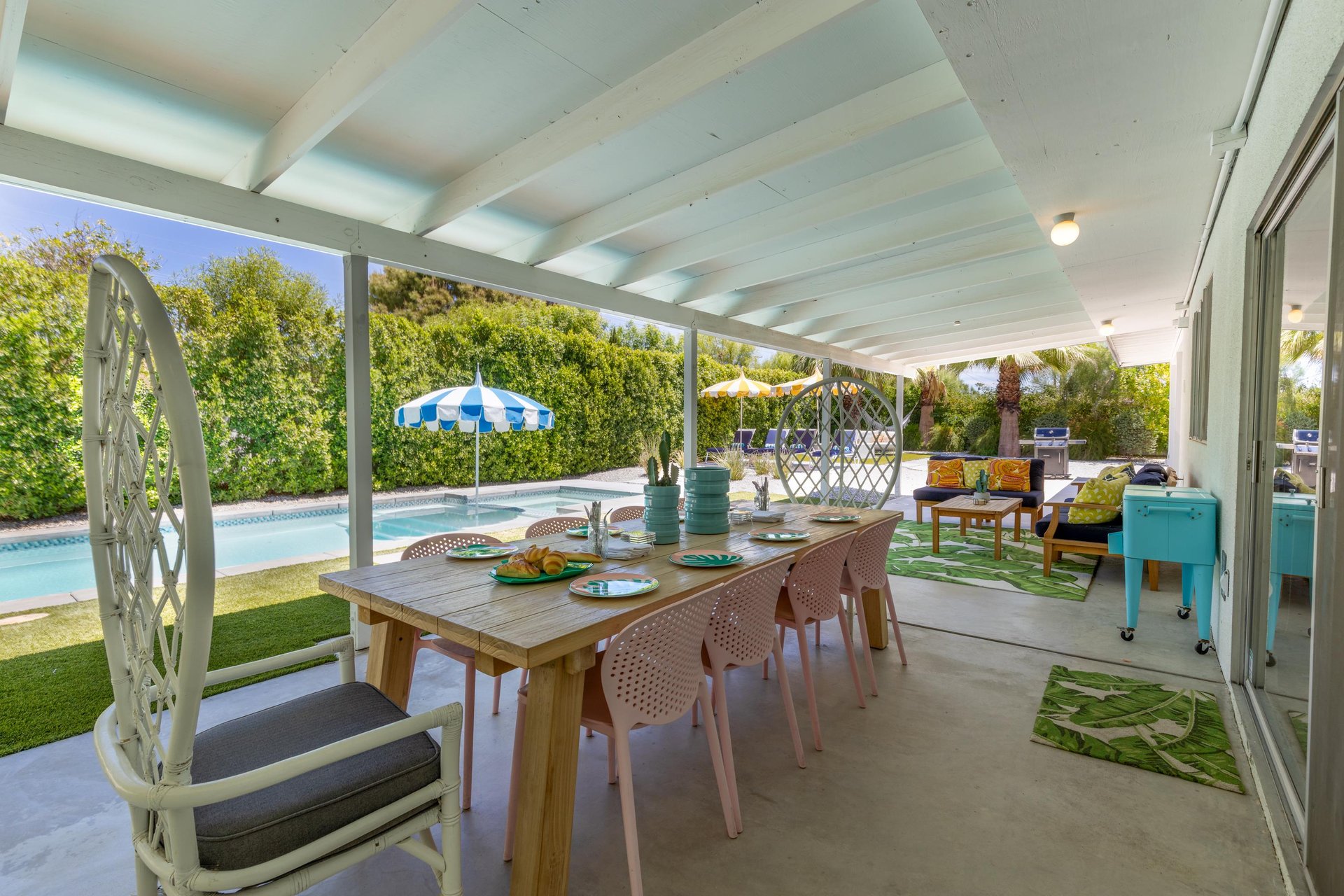 Al fresco covered dining for 10