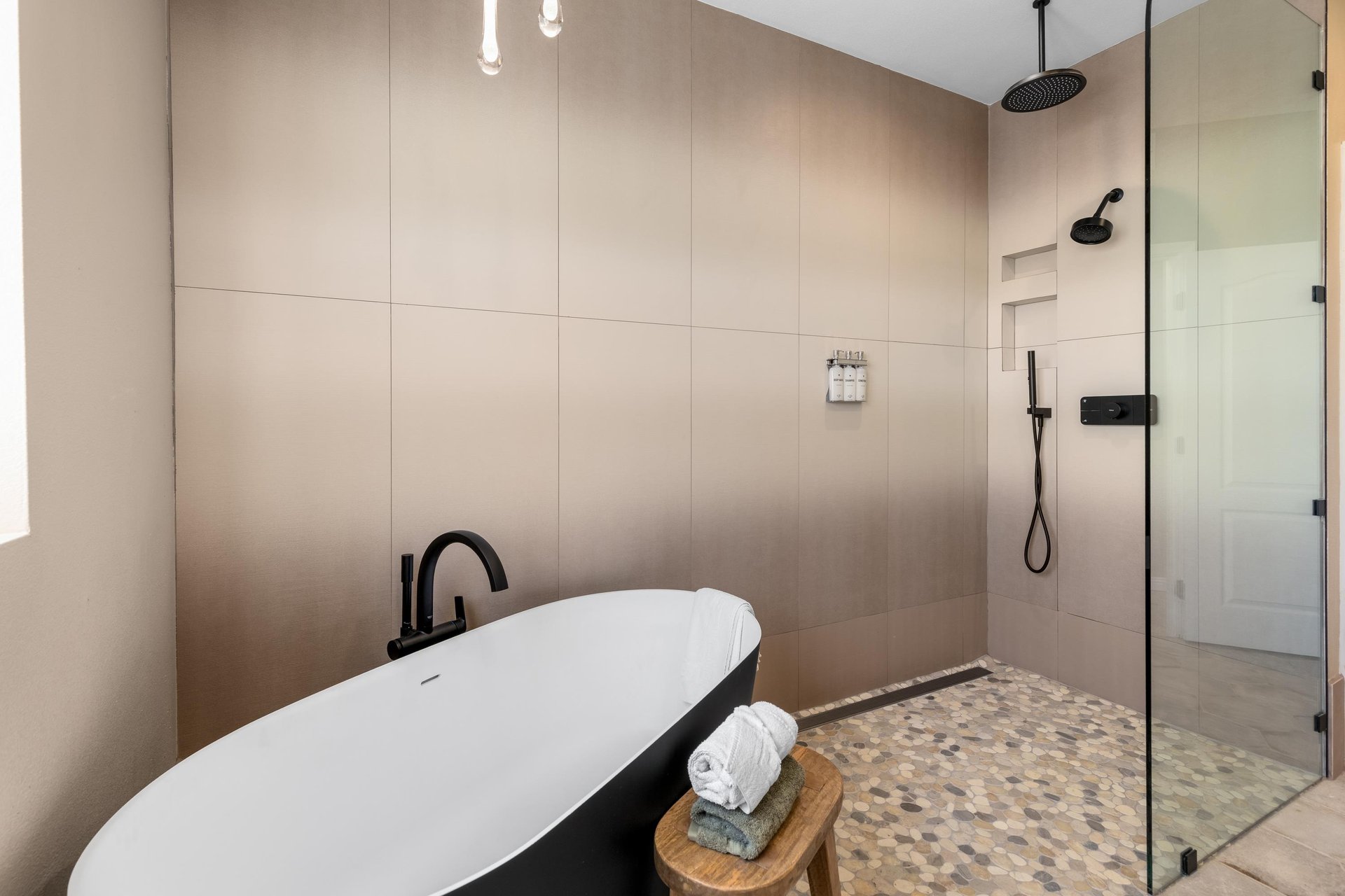 Spacious shower with bathtub