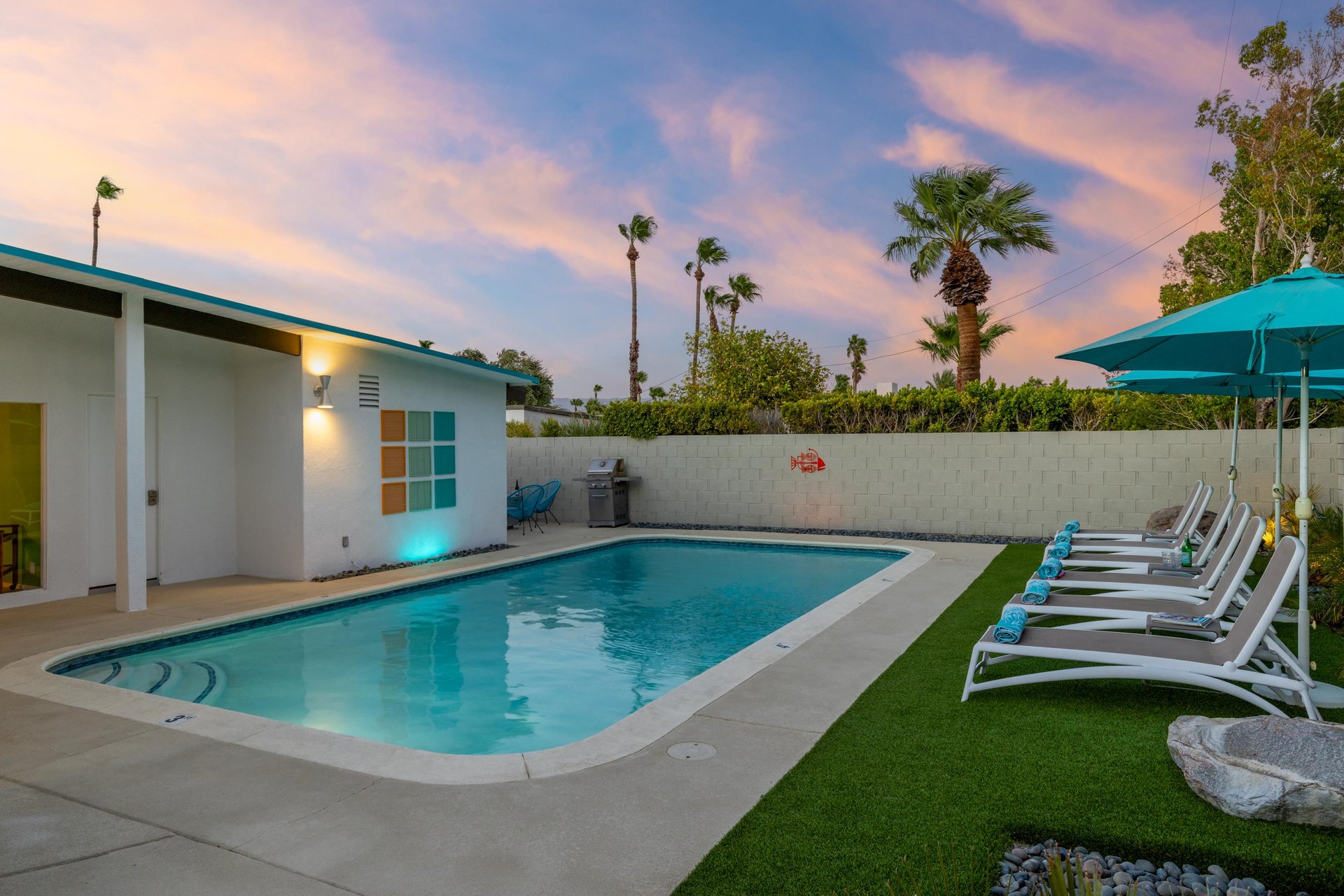 Gorgeous pool lighting