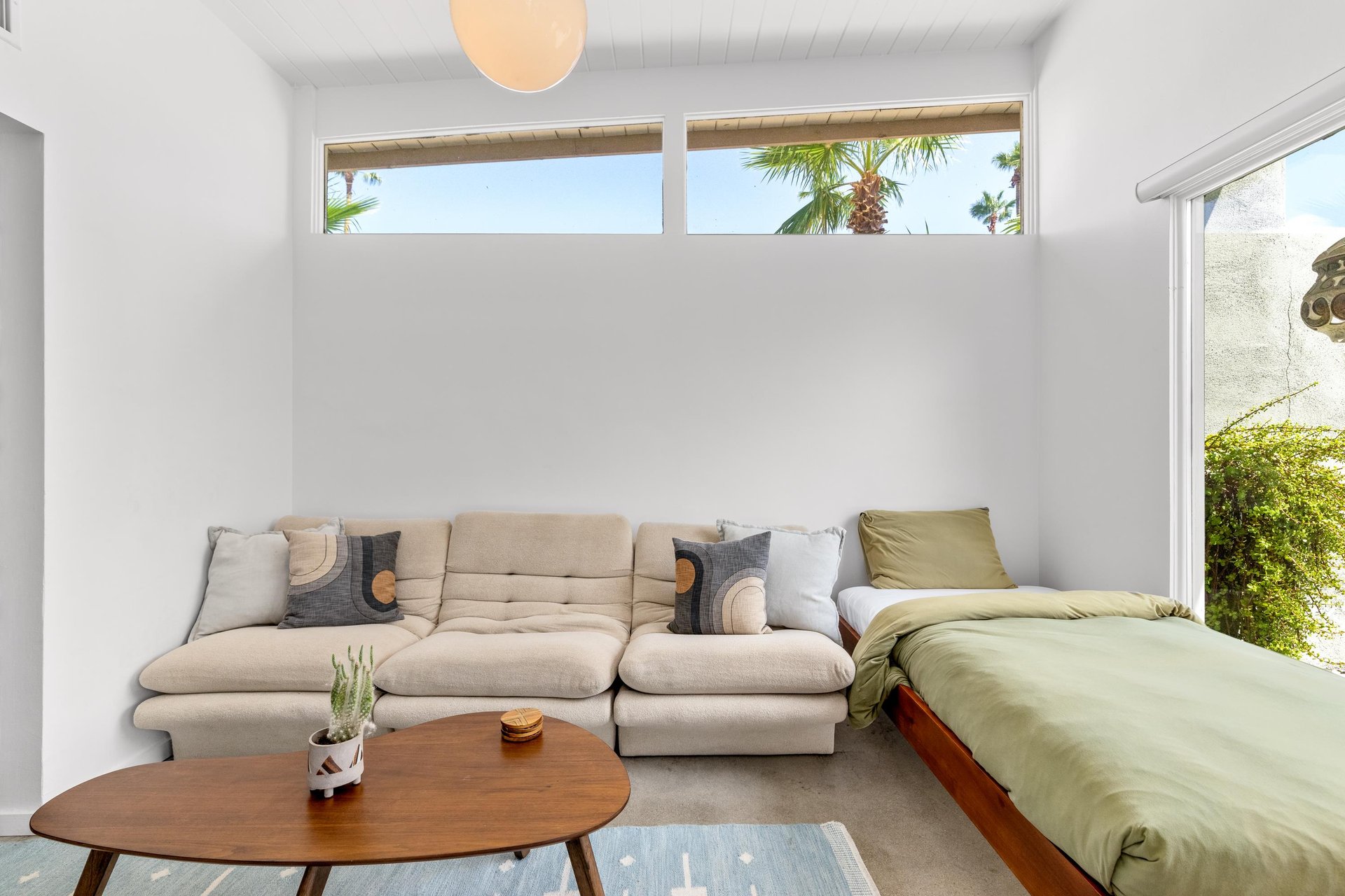 Guest bedroom with a Twin bed